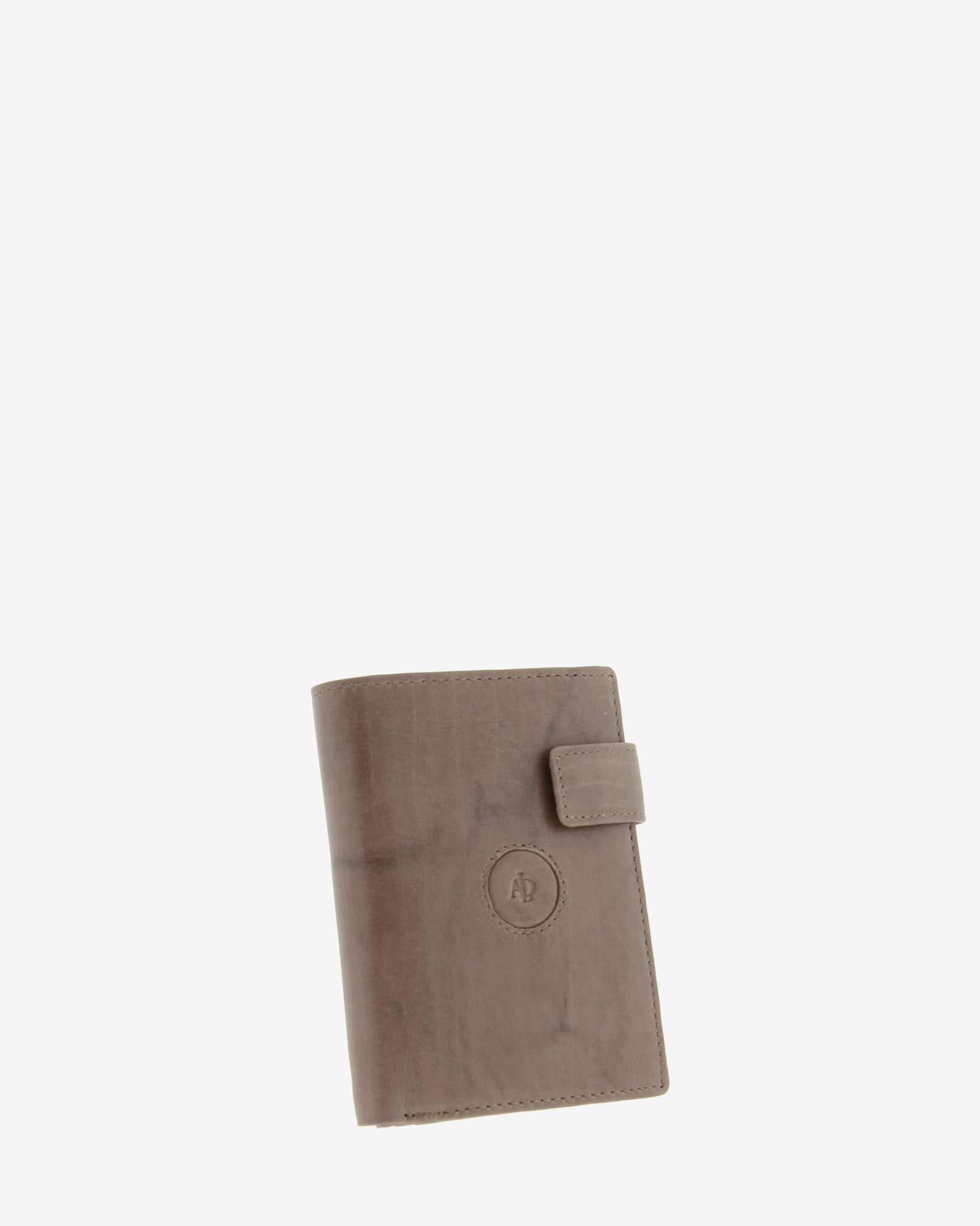 Cartera de hombre de piel de vacuno natural en color gris, vista frontal mostrando cierre de botón, diseño y volumen, referencia 1590-11