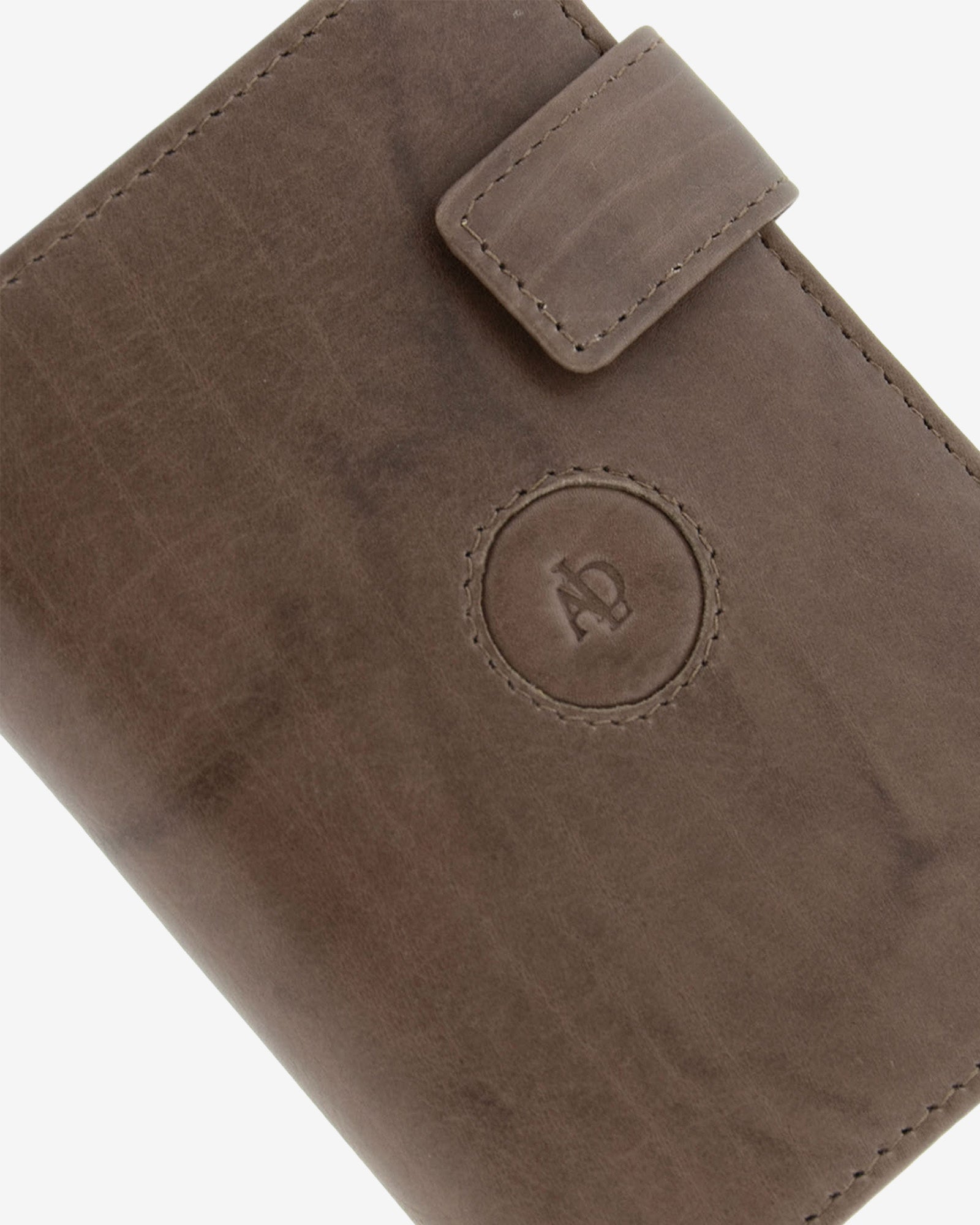 Cartera de hombre de piel de vacuno natural en color gris, detalle de piel, cierre de botón y diseño, referencia 1590-11