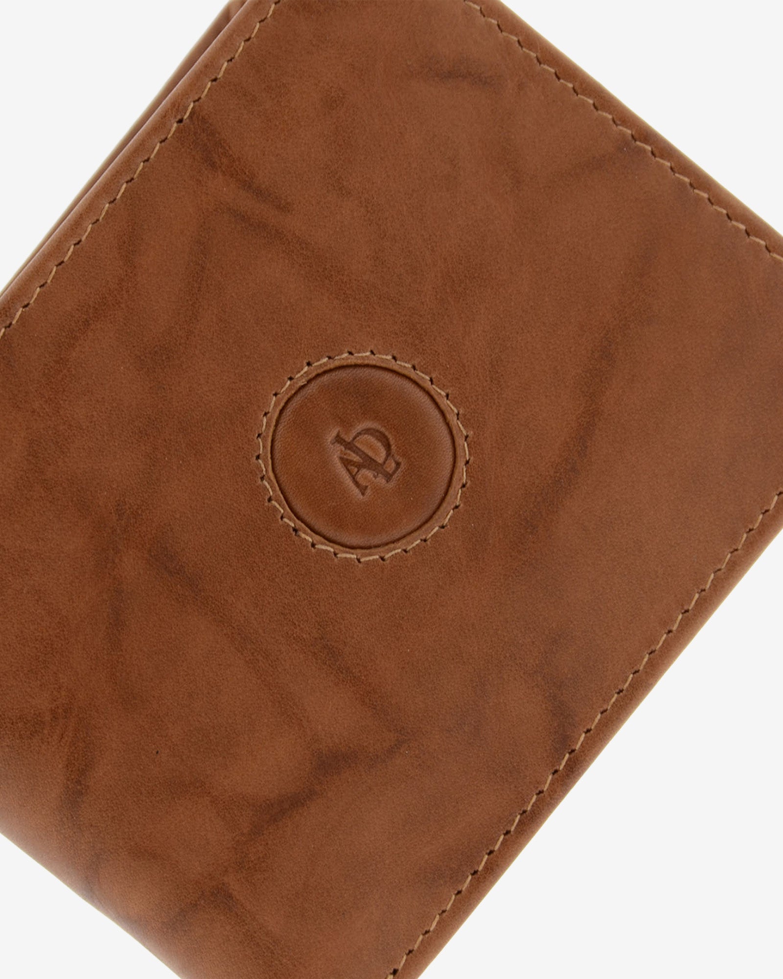 Cartera de hombre de piel de vacuno natural en color cuero, de formato horizontal, detalle de piel y diseño, referencia 1593-6
