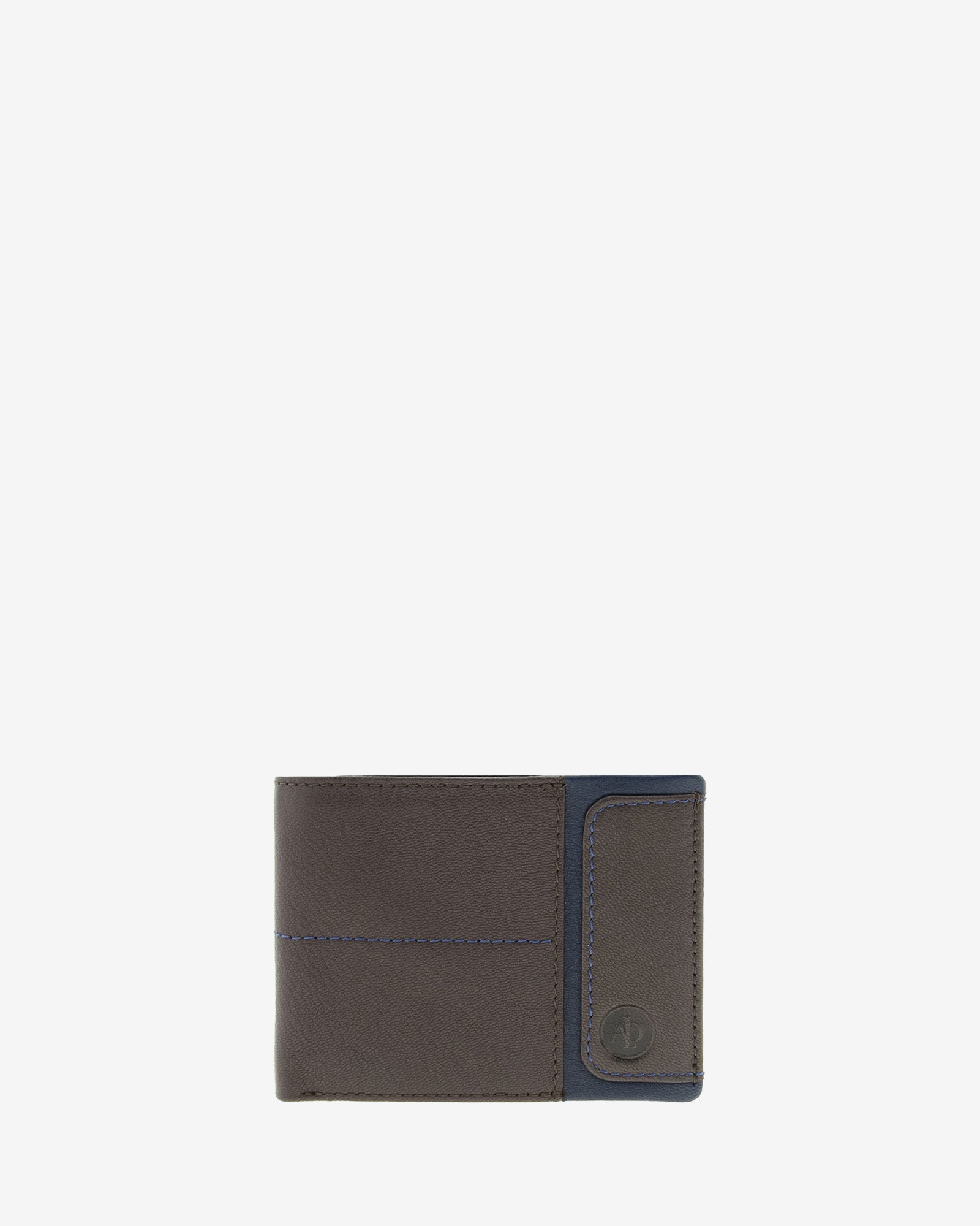 Cartera de hombre de piel genuina en color marrón con detalle en color marino, de formato horizontal, vista frontal plana, referencia 1598-2