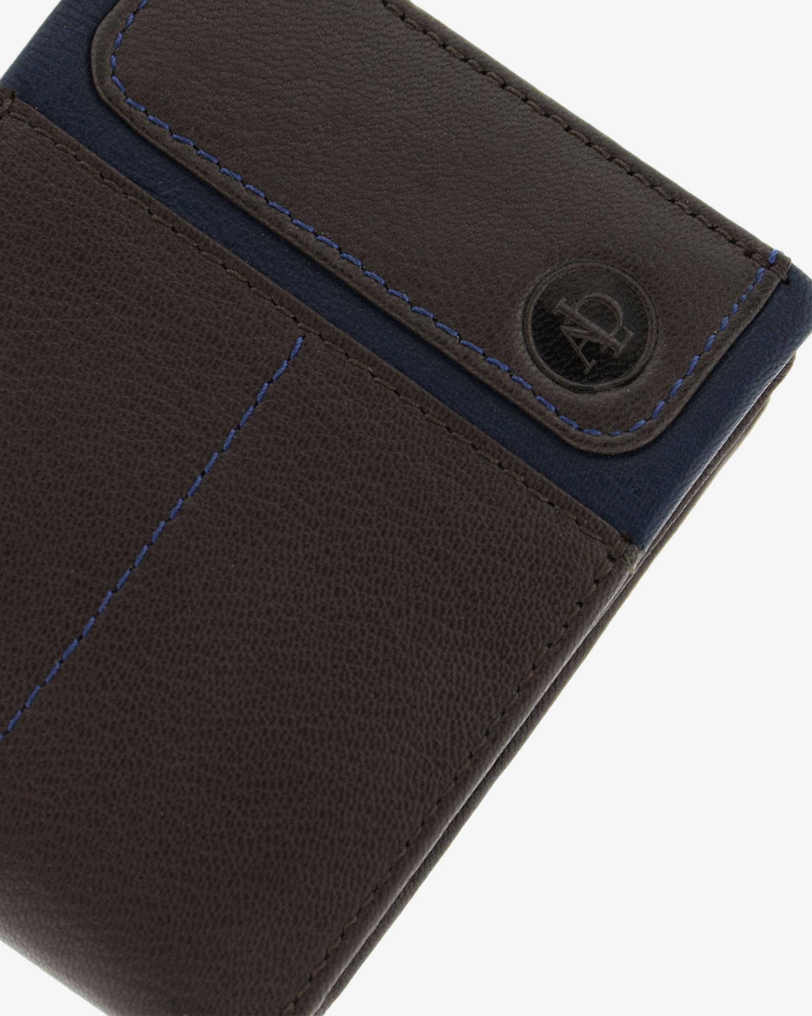 Cartera de hombre de piel genuina en color marrón con detalle en color marino, de formato horizontal, detalle de piel y acabados, referencia 1598-2
