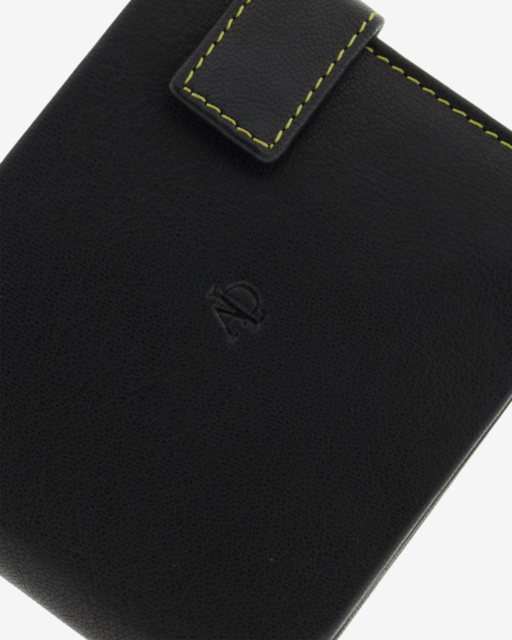 Cartera de hombre de piel genuina en color negro de diseño ultrafino con cosido verde a contraste, detalle de piel cierre de botón y acabados, referencia 1601-1