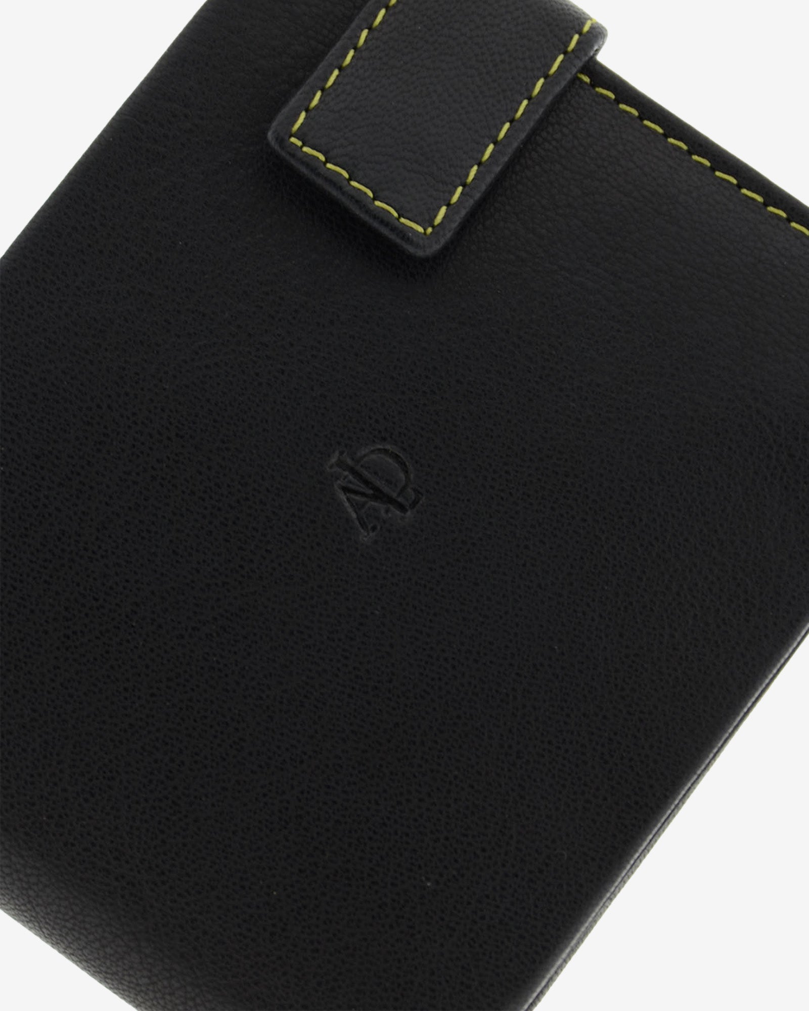 Cartera de hombre de piel genuina en color negro de diseño ultrafino con cosido verde a contraste, detalle de piel cierre de botón y acabados, referencia 1601-1