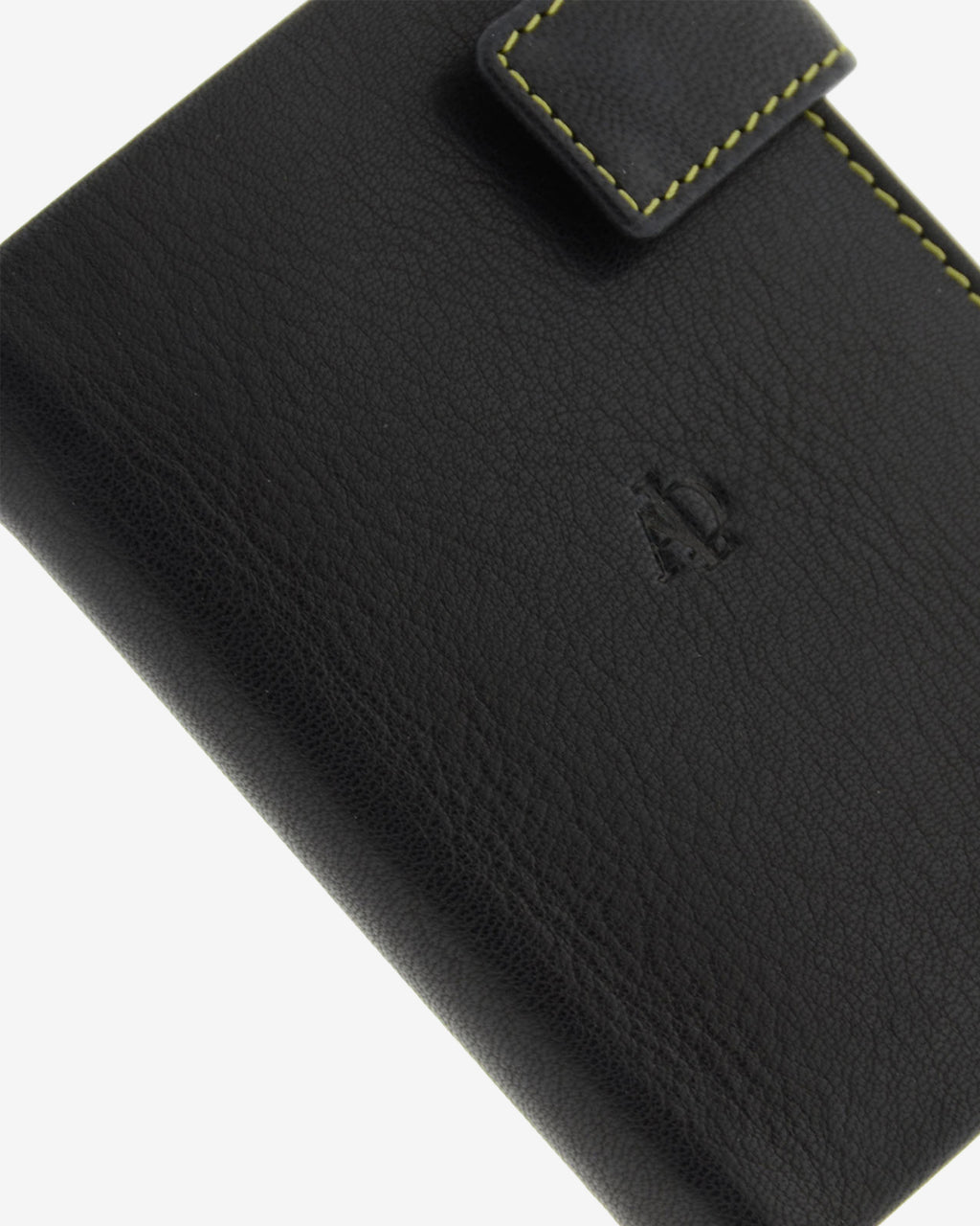 Cartera de hombre de piel genuina en color negro de diseño ultrafino con cosido verde a contraste, detalle de piel y acabados, referencia 1603-1