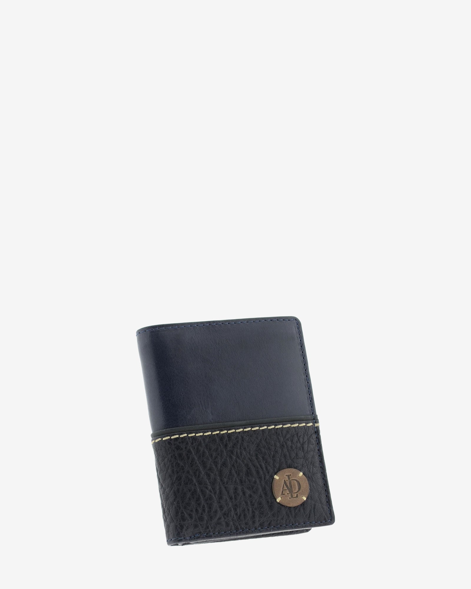 Cartera de hombre colección Rancho en piel rústica de color marino envejecido, con costura decorativa y logo circular Adapell en la parte inferior, vista frontal en ángulo,referencia 1605-20