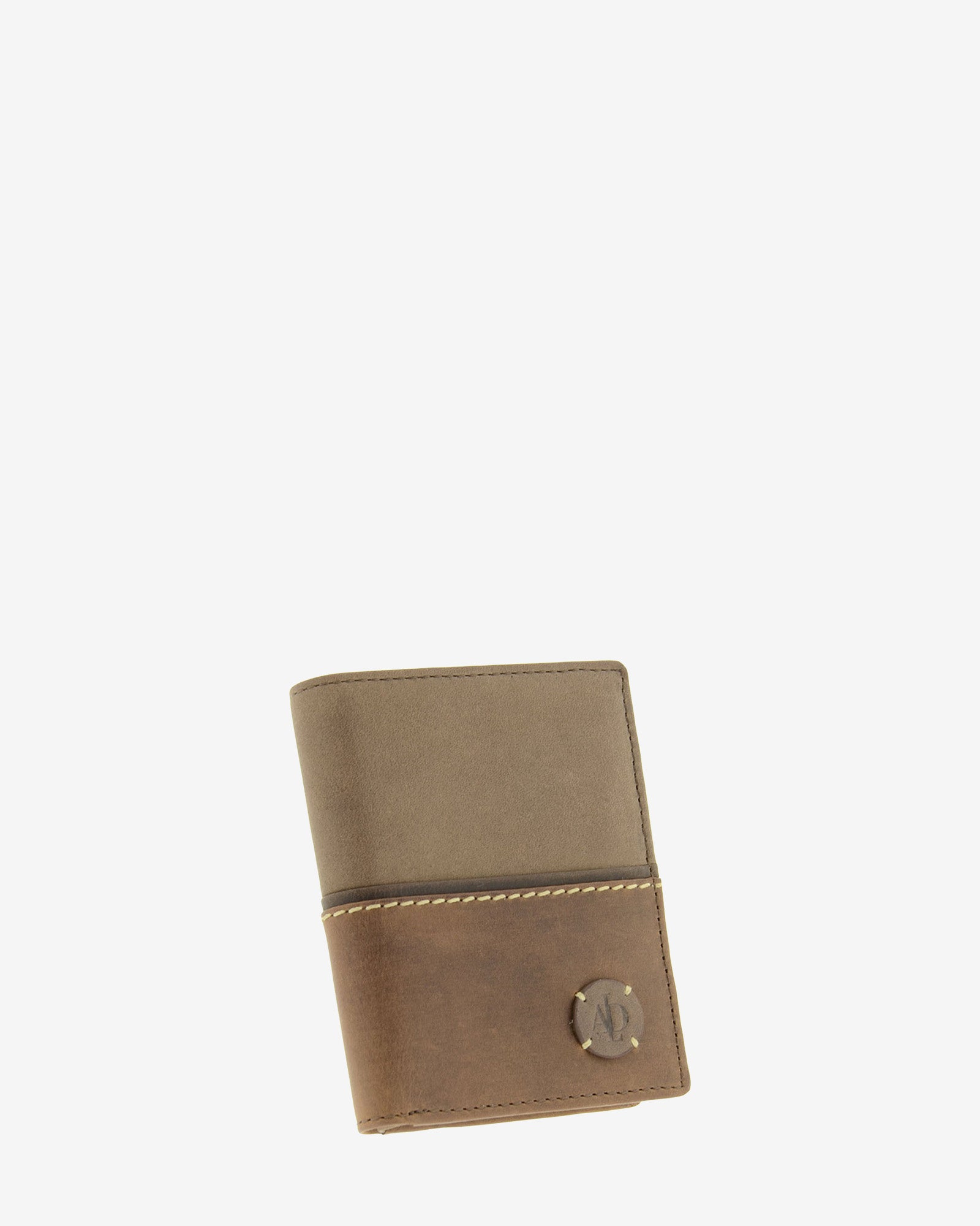 Cartera de hombre colección Rancho en piel rústica bicolor marrón y cuero envejecido, con costura decorativa y logo circular Adapell en la parte inferior, vista frontal en ángulo,referencia 1605-2