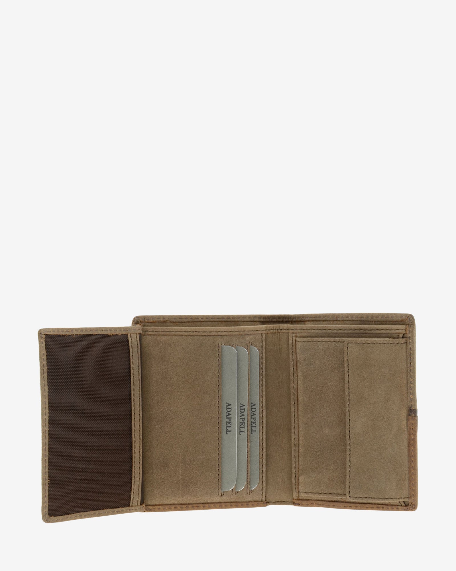 Interior de cartera de hombre colección Rancho en piel rústica marrón con solapa para tarjetas, portamonedas y compartimento para billetes. Ref. 1605-2