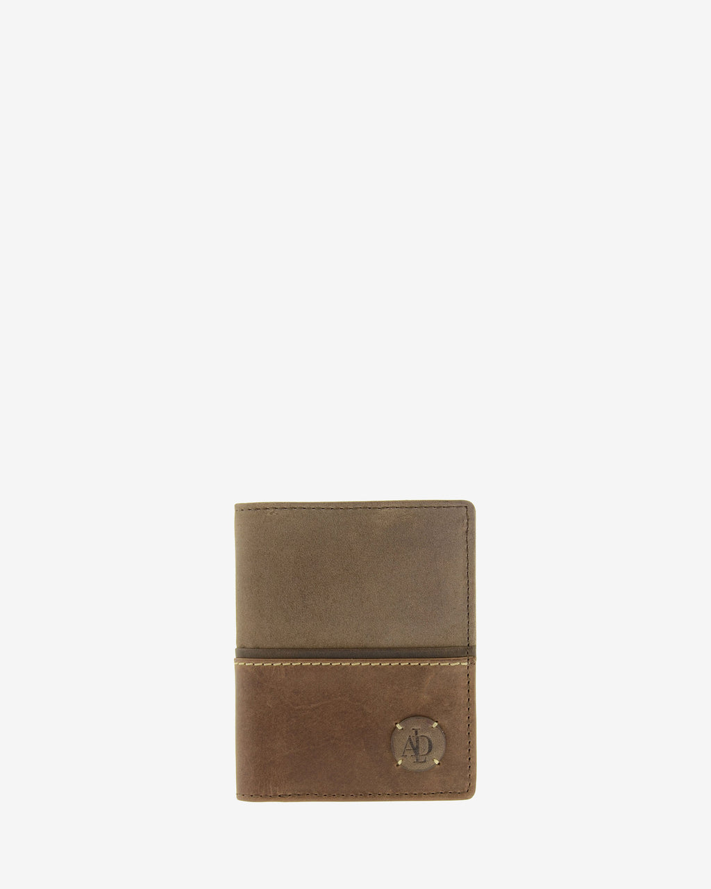 Cartera de hombre colección Rancho en piel rústica bicolor marrón con costura decorativa y logo circular Adapell en la parte inferior, vista frontal. Ref. 1606-2