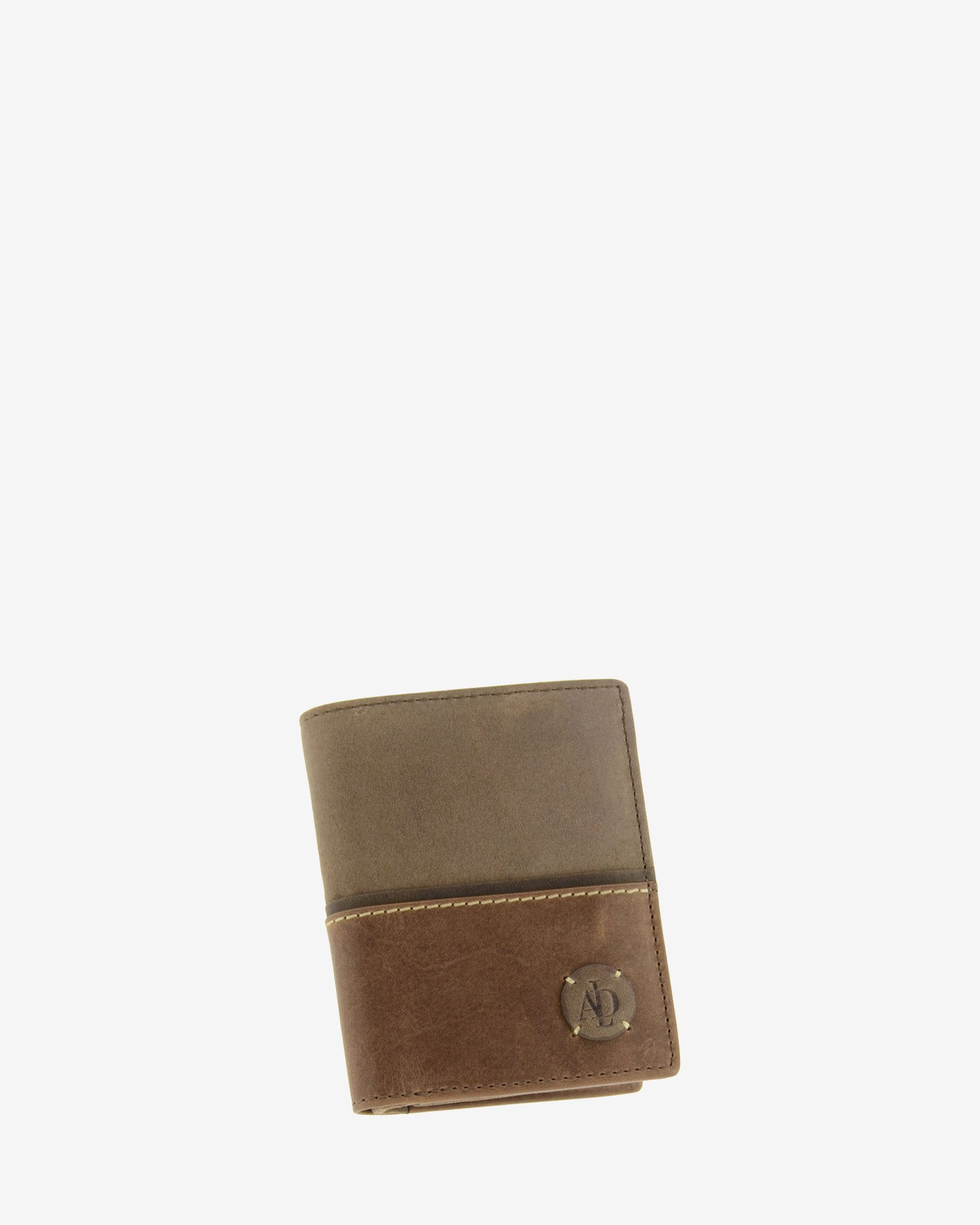 Cartera de hombre colección Rancho en piel rústica bicolor marrón y cuero envejecido, con costura decorativa y logo circular Adapell en la parte inferior, vista frontal en ángulo. Ref. 1606-2