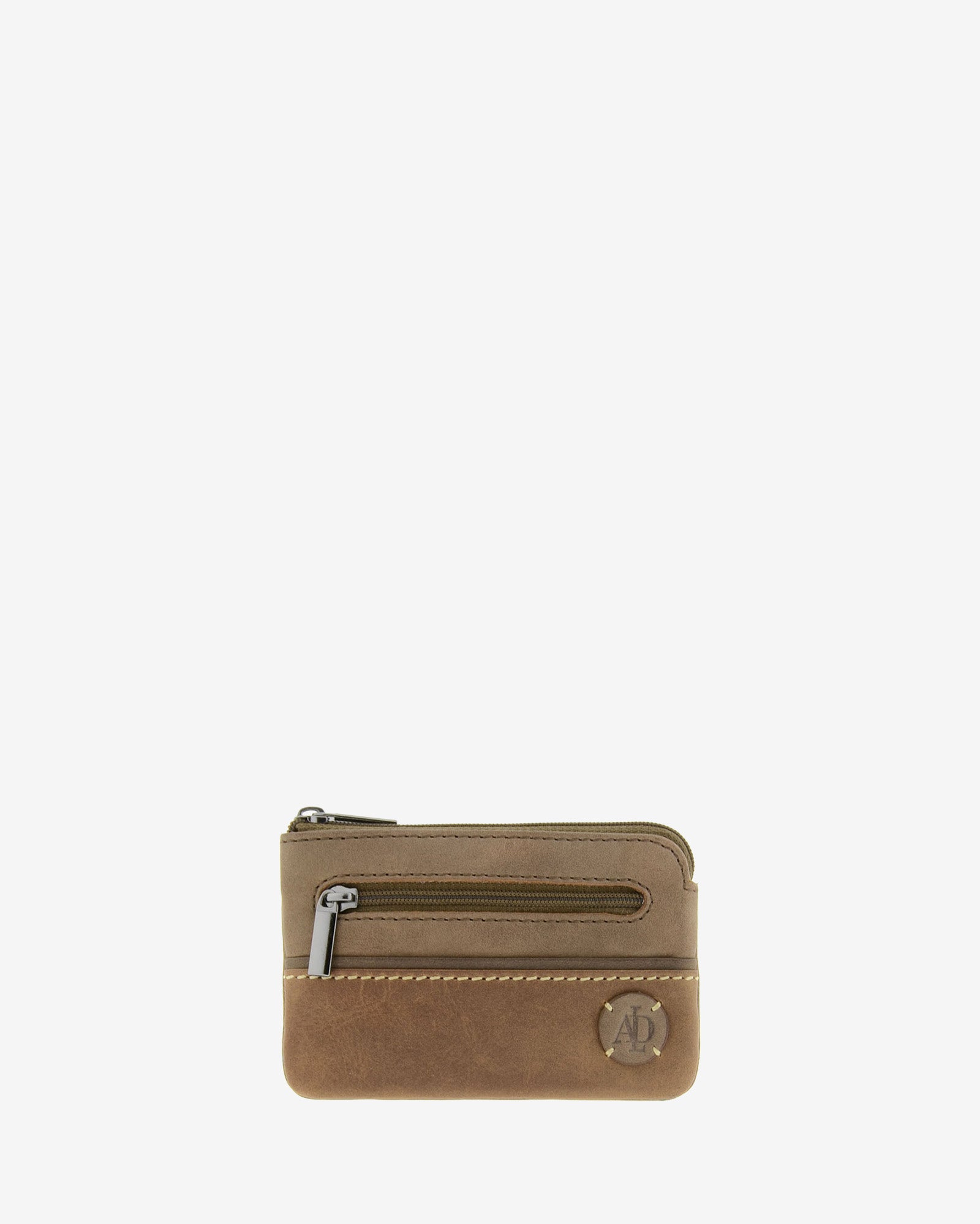 Monedero de la colección Rancho en piel rústica bicolor marrón con cremallera superior, bolsillo frontal con cremallera y logo circular Adapell en la parte inferior. Ref. 1608-2
