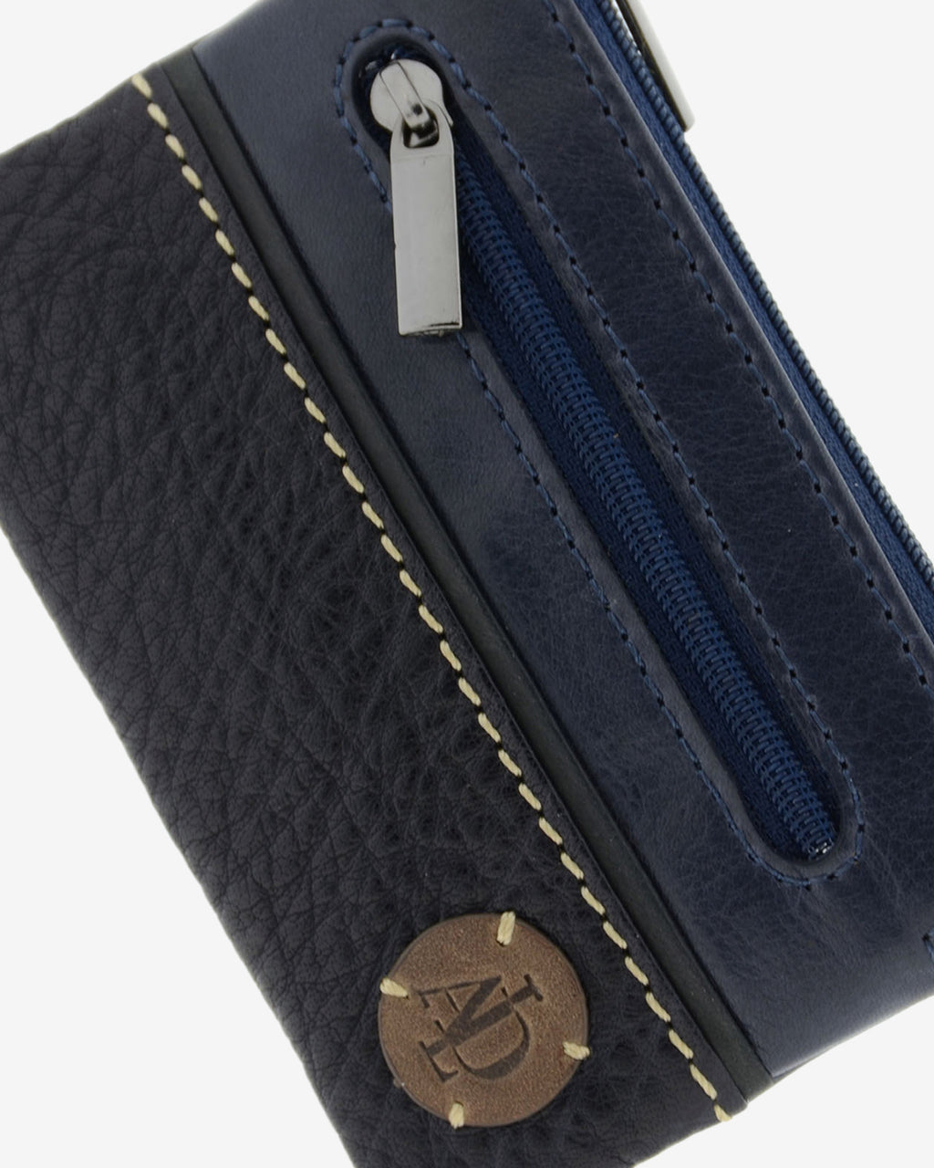 Detalle del monedero de la colección Rancho en piel rústica de color marino con costura decorativa, bolsillo frontal con cremallera y logo circular Adapell. Ref. 1608-20