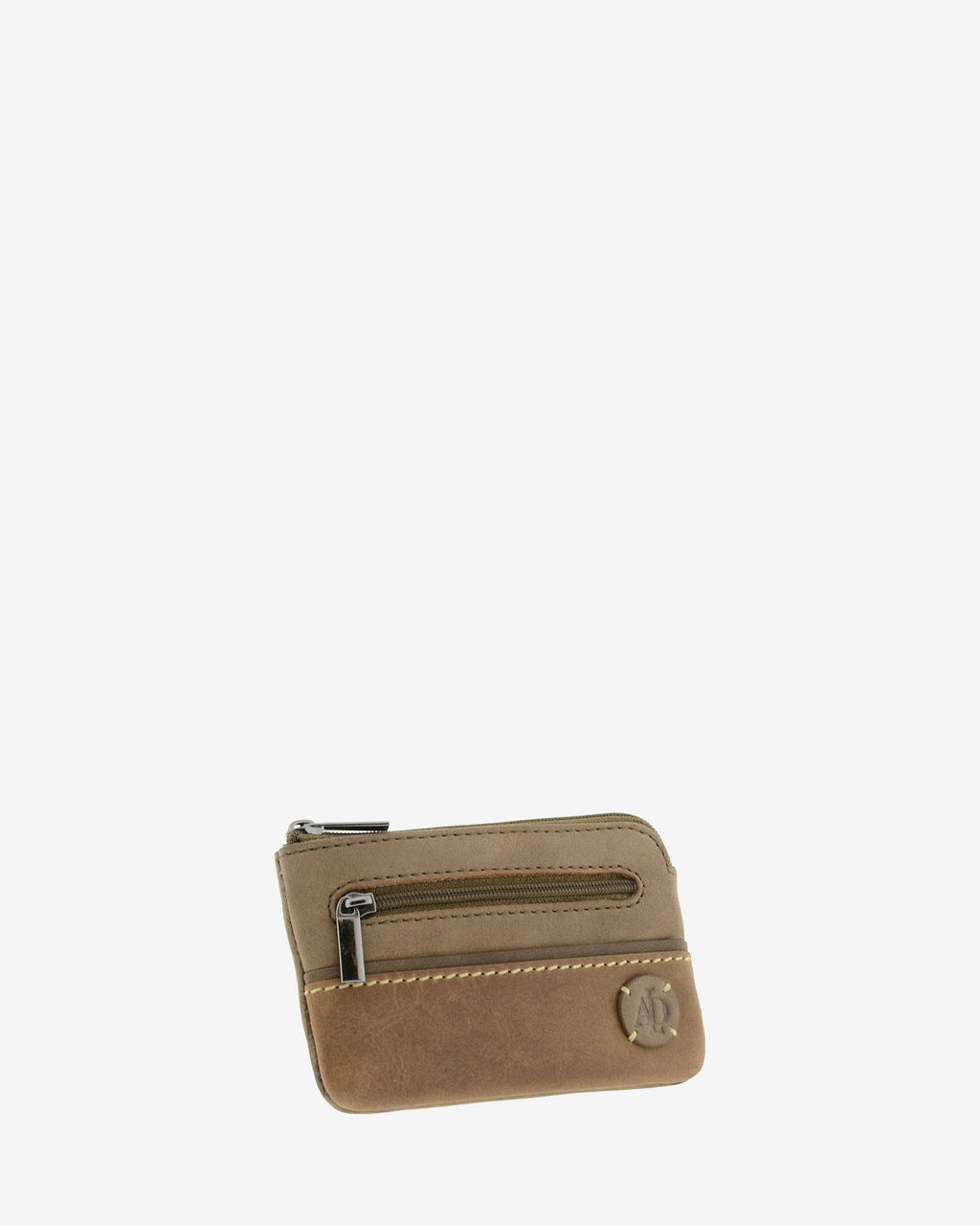 Monedero de la colección Rancho en piel rústica bicolor marrón con cremallera superior y bolsillo frontal con cremallera, logo circular Adapell en la parte inferior, vista frontal en ángulo. Ref. 1608-2
