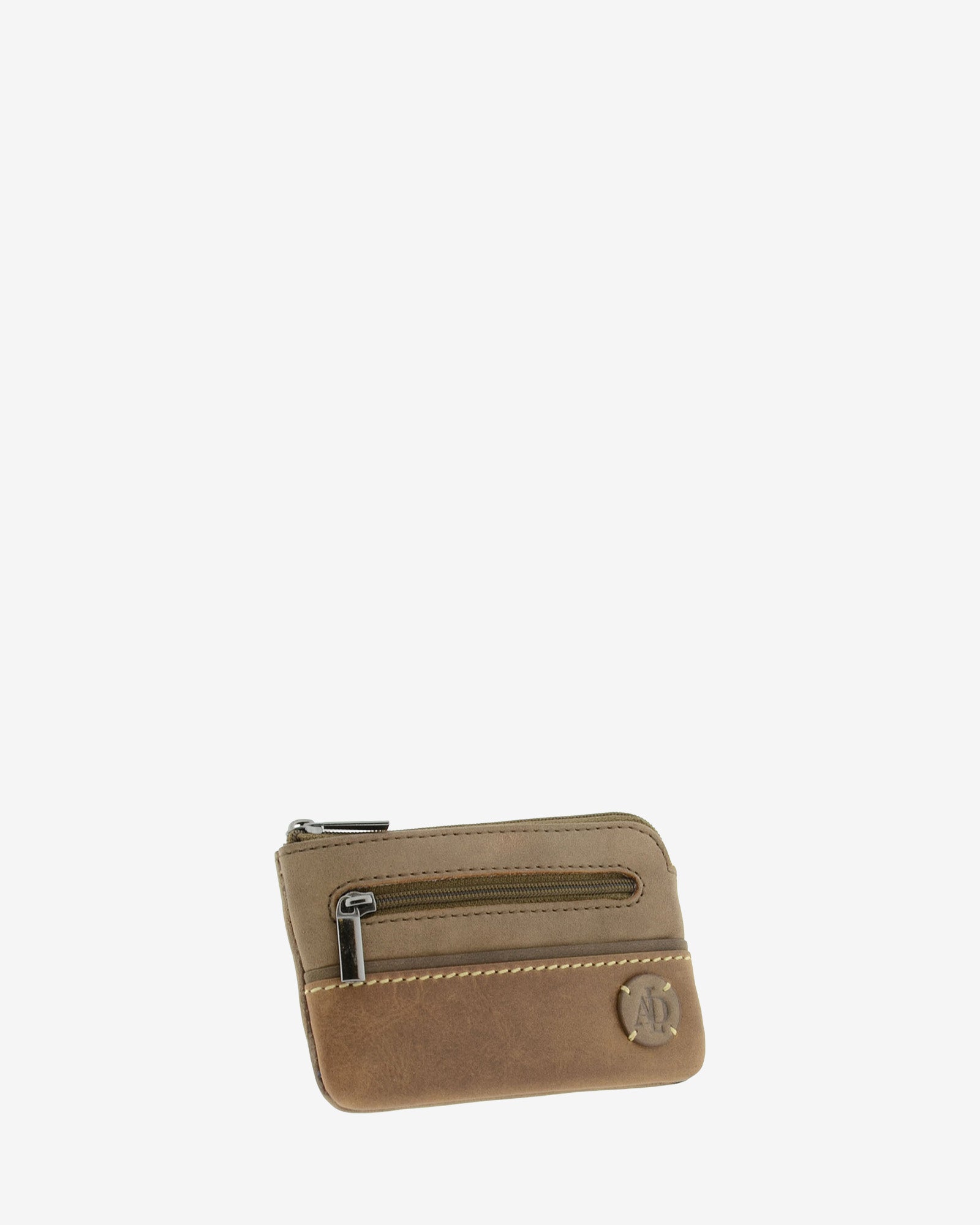 Monedero de la colección Rancho en piel rústica bicolor marrón con cremallera superior y bolsillo frontal con cremallera, logo circular Adapell en la parte inferior, vista frontal en ángulo. Ref. 1608-2