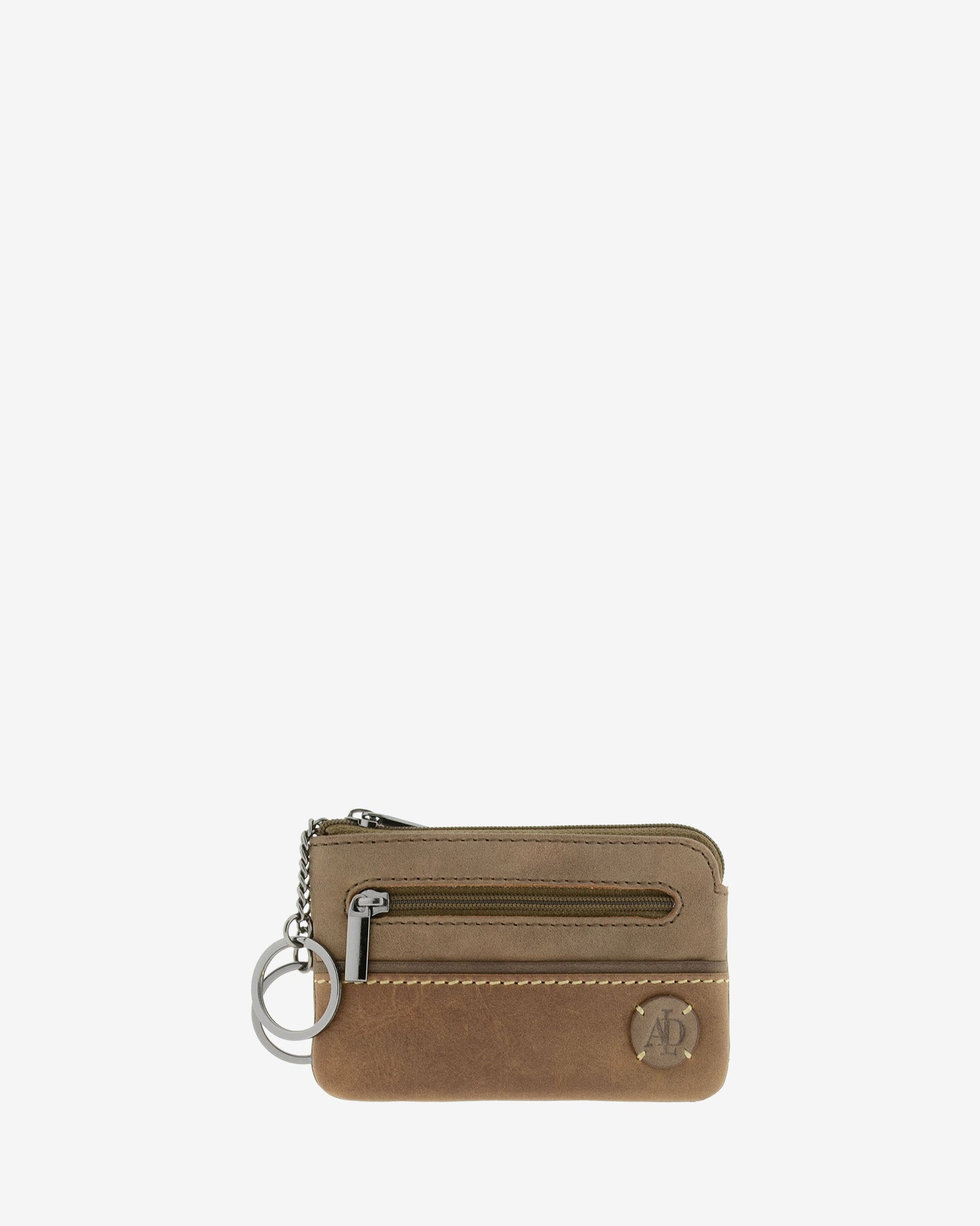 Monedero de la colección Rancho en piel rústica bicolor marrón con cremallera superior, bolsillo frontal con cremallera y llavero metálico, logo circular Adapell en la parte inferior. Ref. 1608-2