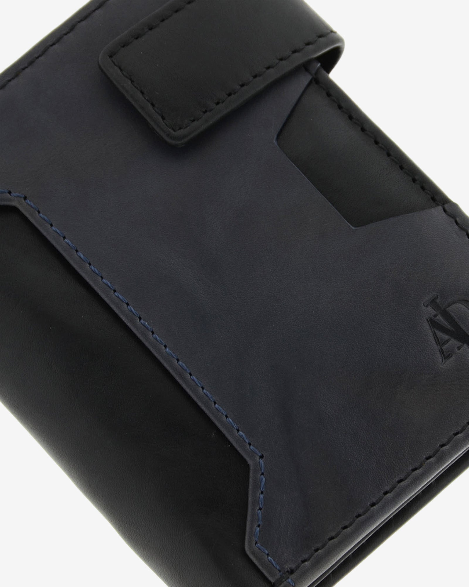 Cartera de hombre de piel genuina en color negro y gris, con compartimento exterior para tarjeta y cierre de botón, vista detalle exterior, referencia 1613-1