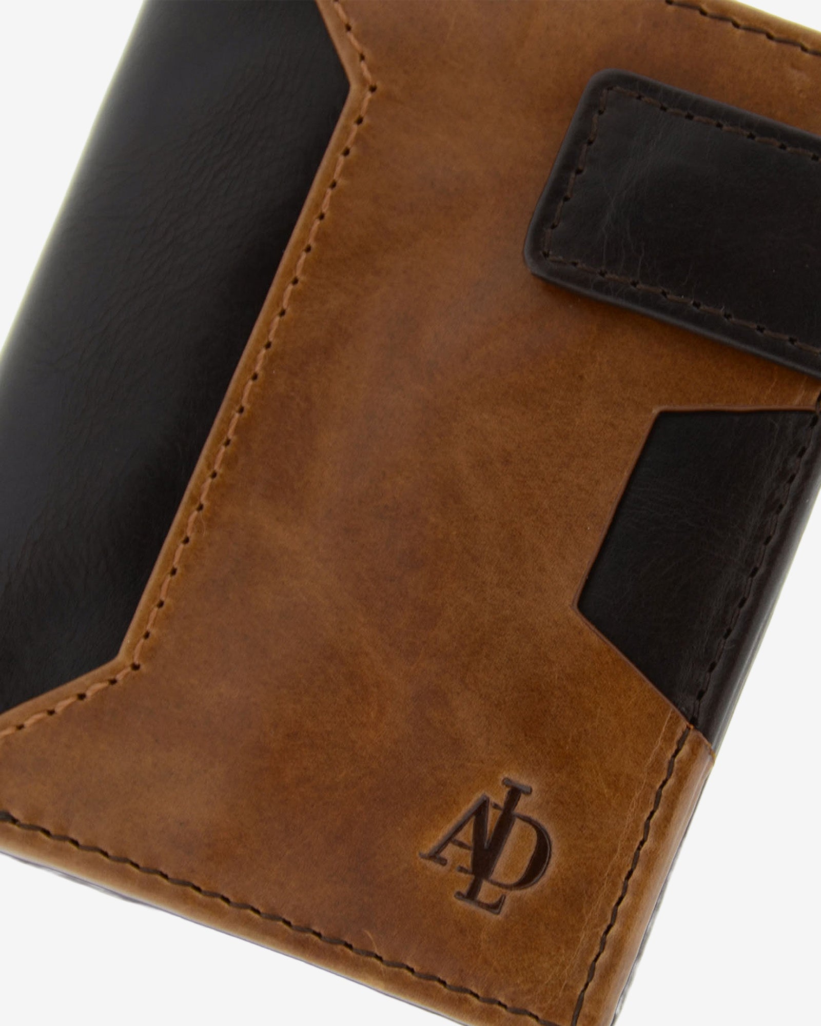 Cartera de hombre de piel genuina en colores marrón chocolate y cuero, con compartimento exterior para tarjeta y cierre de botón, vista detalle exterior, referencia 1613-2
