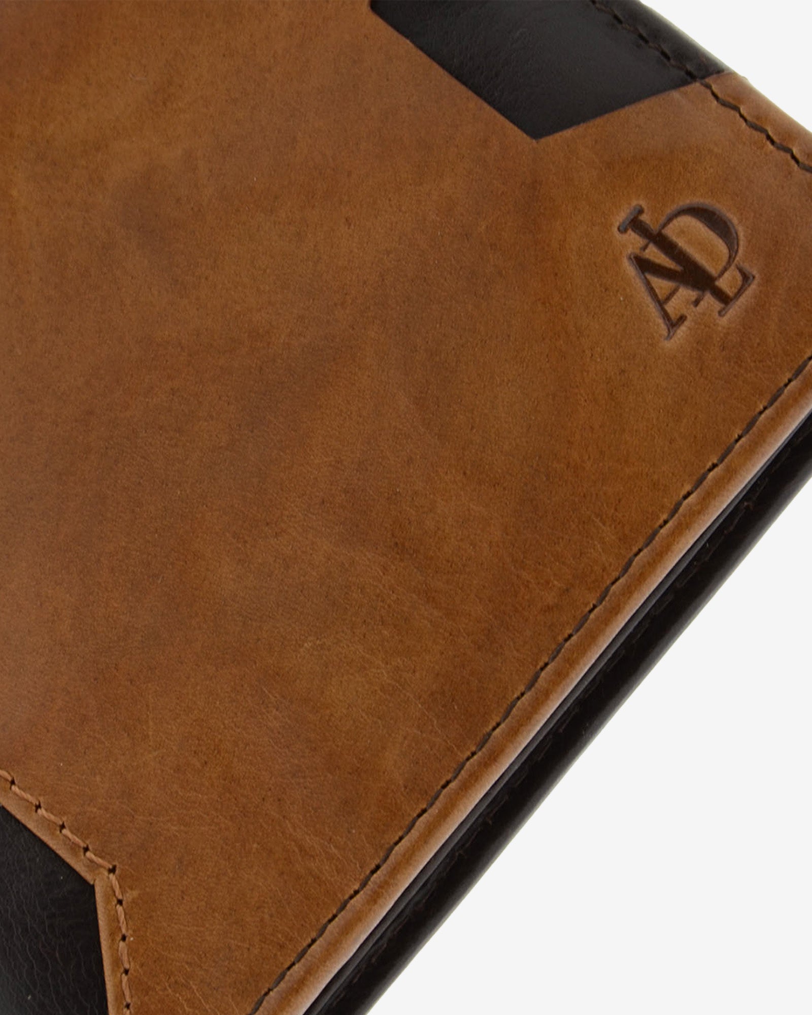 Cartera de hombre de piel genuina en colores marrón chocolate y cuero, con compartimento exterior para tarjeta, vista detalle exterior, piel y acabados, referencia 1616-2