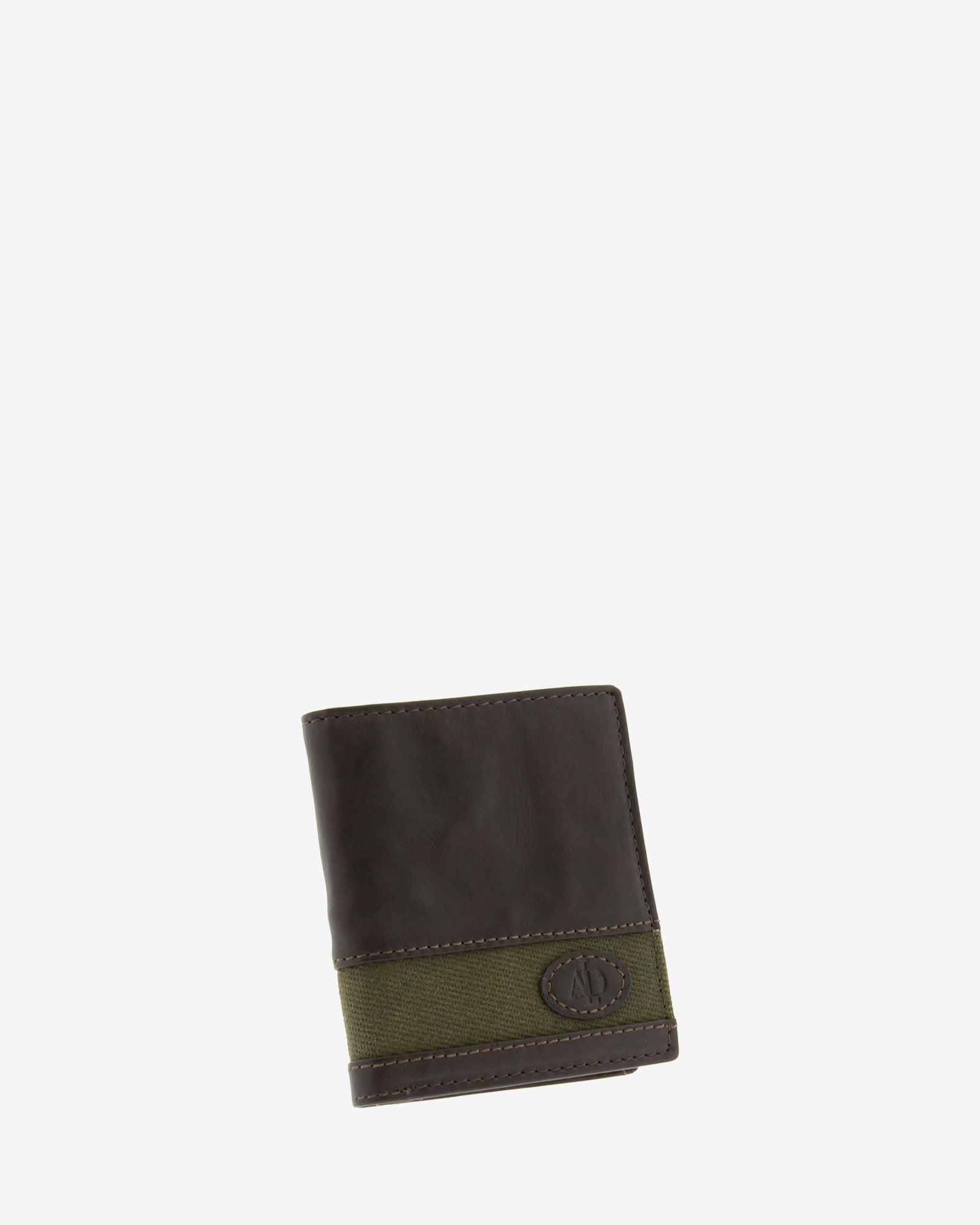Cartera de hombre de piel genuina en color marrón chocolate y tira de canvas verde, vista frontal mostrando diseño y volumen, referencia 1617-2