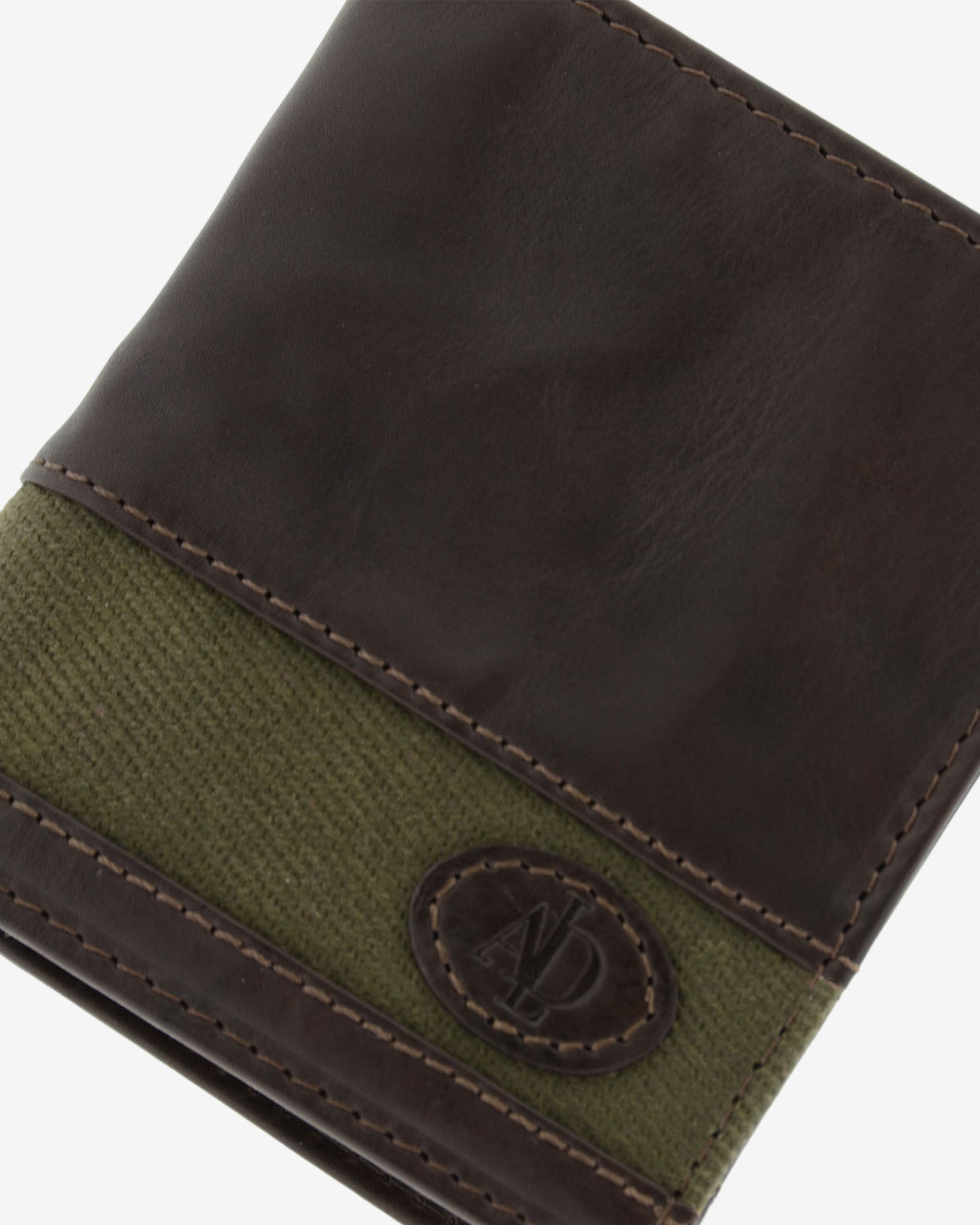 Cartera de hombre de piel genuina en color marrón chocolate y tira en canvas, detalle de piel y acabados, referencia 1617-2