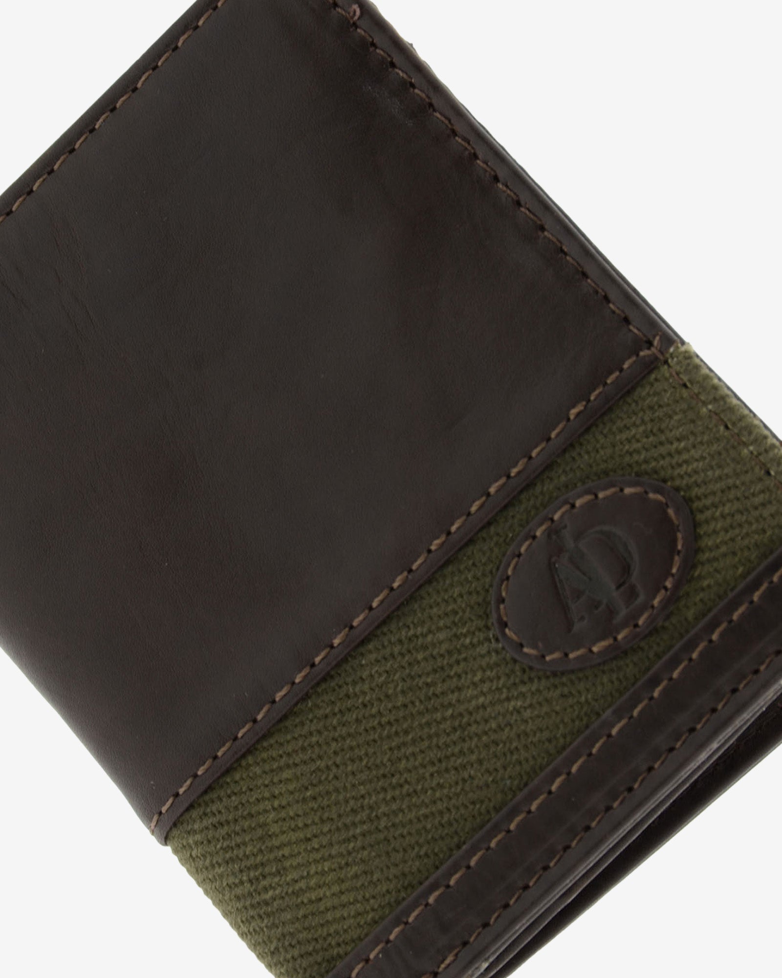 Cartera de hombre de piel genuina en color marrón chocolate y tira en canvas, detalle de piel y acabados, referencia 1618-2