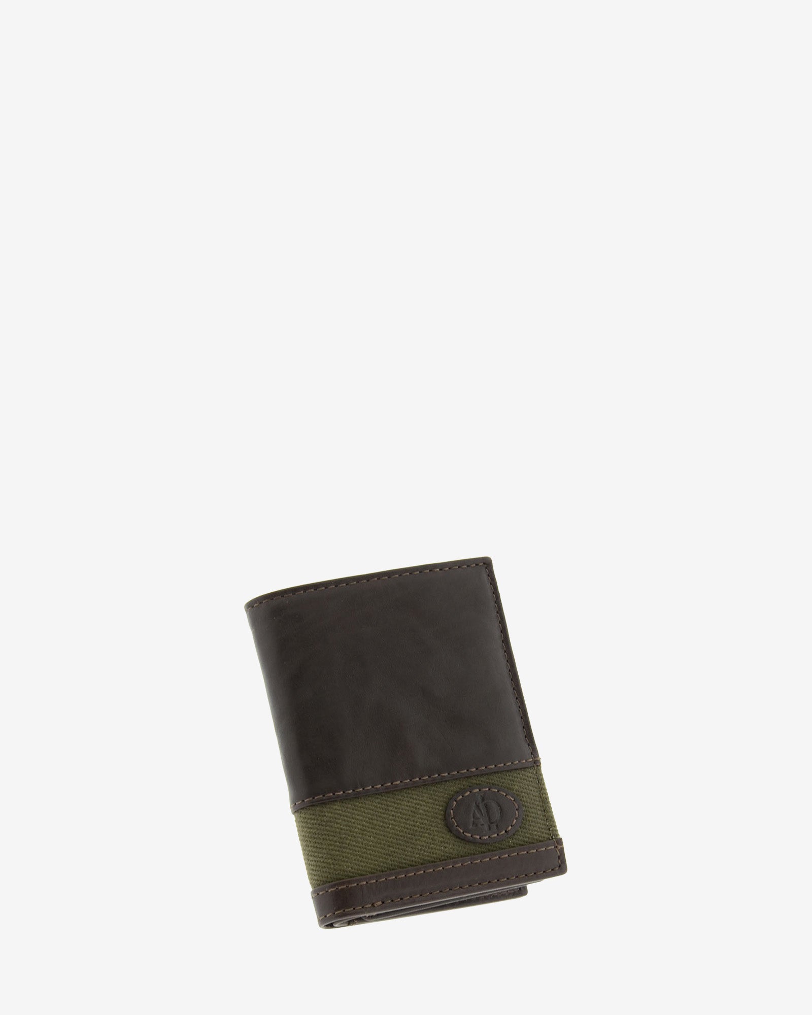 Cartera de hombre pequeña de piel genuina en color marrón chocolate y tira de canvas verde, vista frontal mostrando diseño y volumen, referencia 1619-2