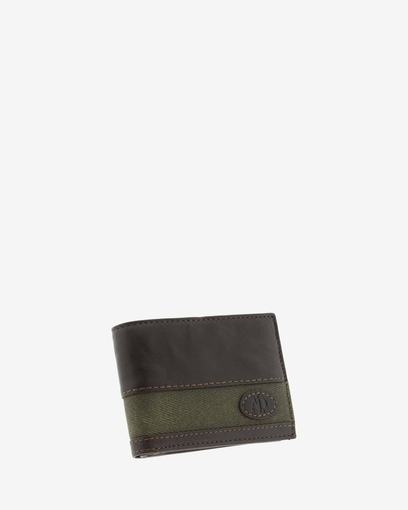 Cartera de hombre pequeña de piel genuina en color marrón chocolate y tira de canvas verde, vista frontal mostrando diseño y volumen, referencia 1620-2