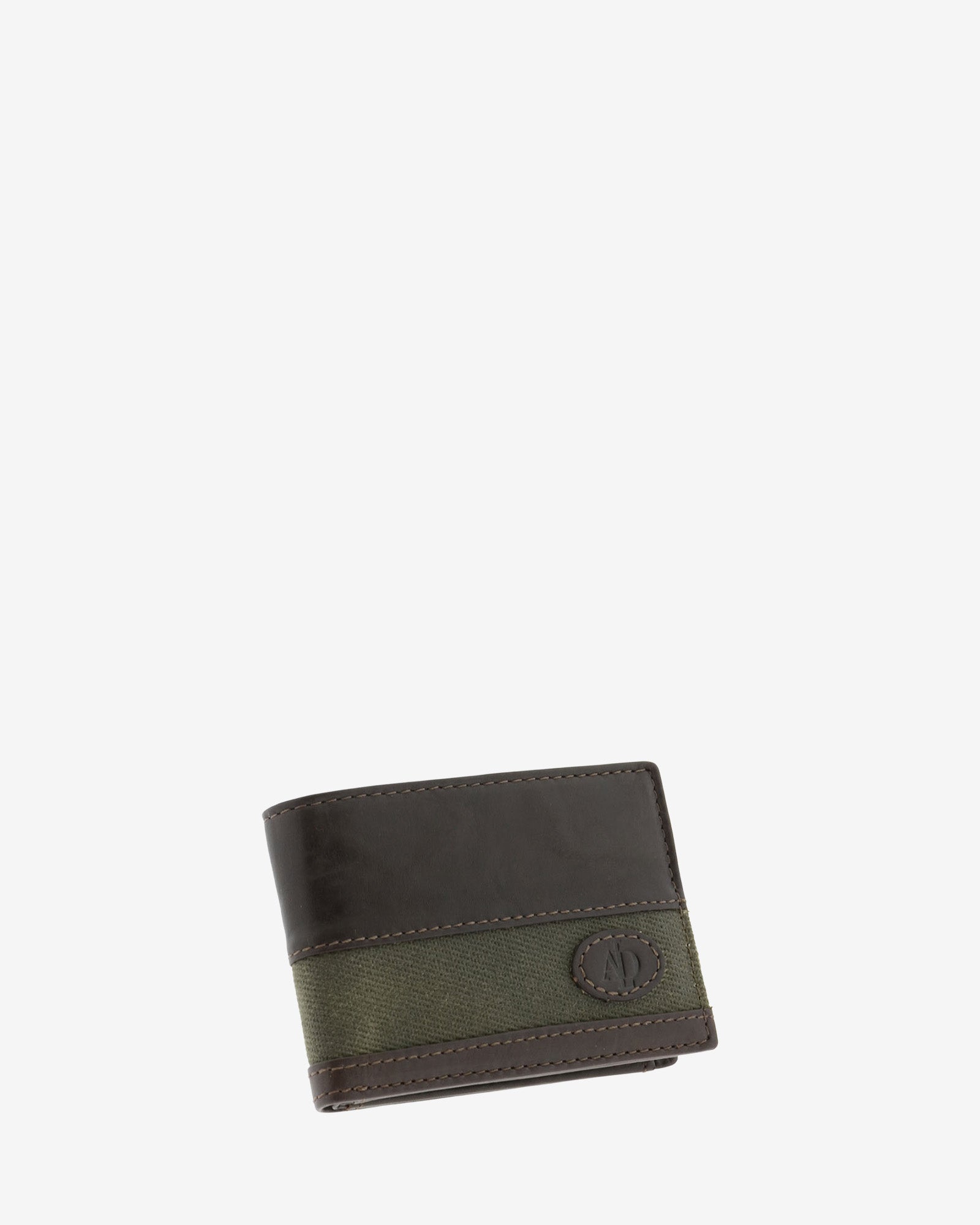 Cartera de hombre pequeña de piel genuina en color marrón chocolate y tira de canvas verde, vista frontal mostrando diseño y volumen, referencia 1621-2