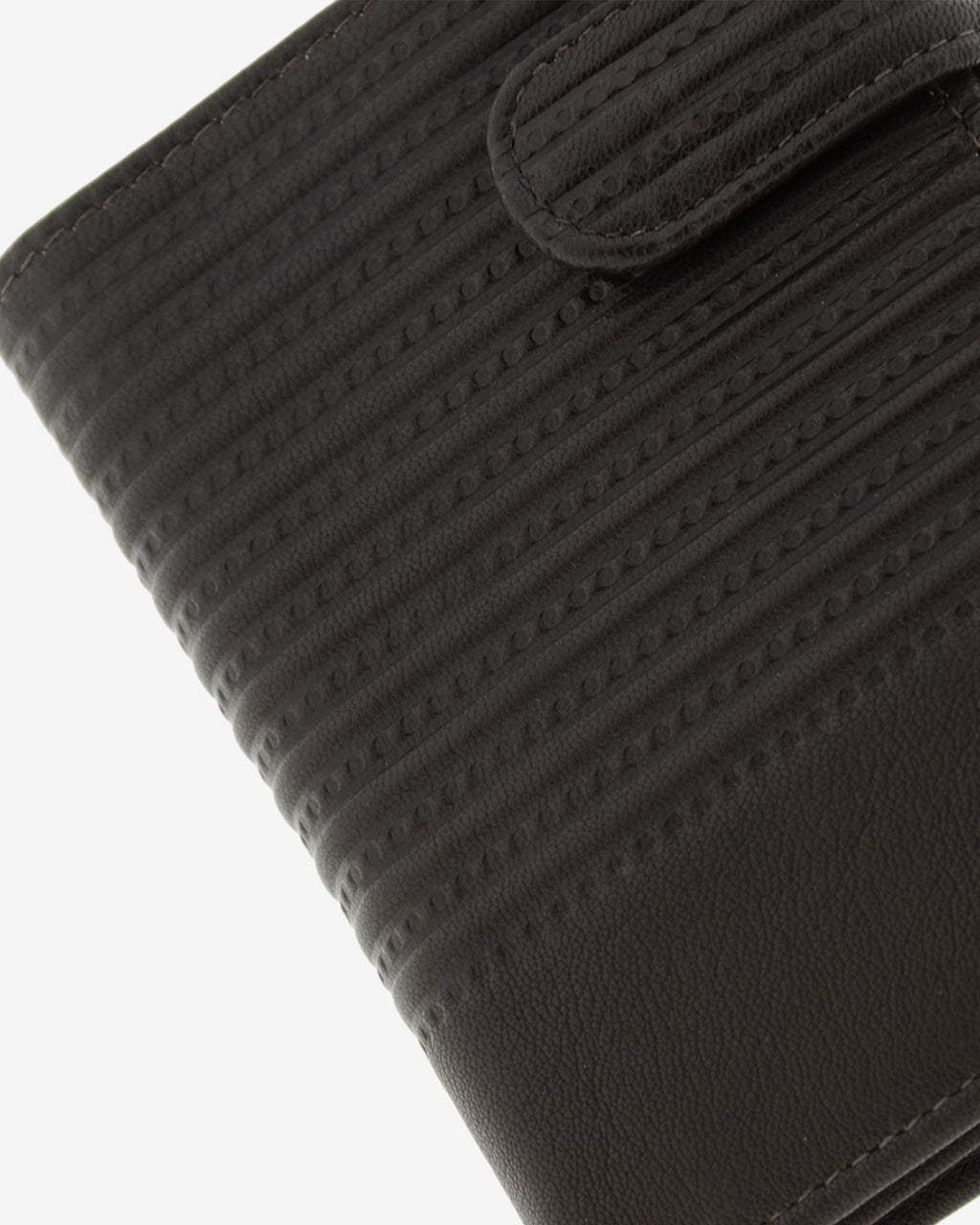 Detalle de piel y acabados de cartera para hombre, formato vertical y ultrafino, con diseño de rayas horizontales, colección Race, color marrón, referencia 1650-2