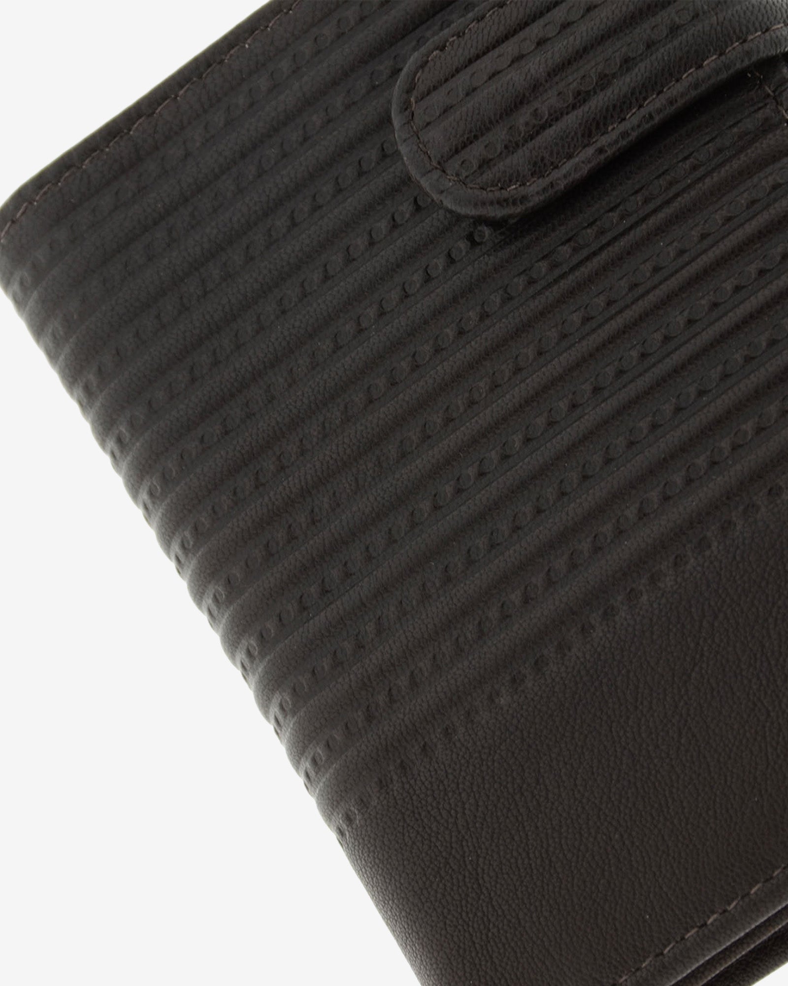 Detalle de piel y acabados de cartera para hombre, formato vertical y ultrafino, con diseño de rayas horizontales, colección Race, color marrón, referencia 1650-2