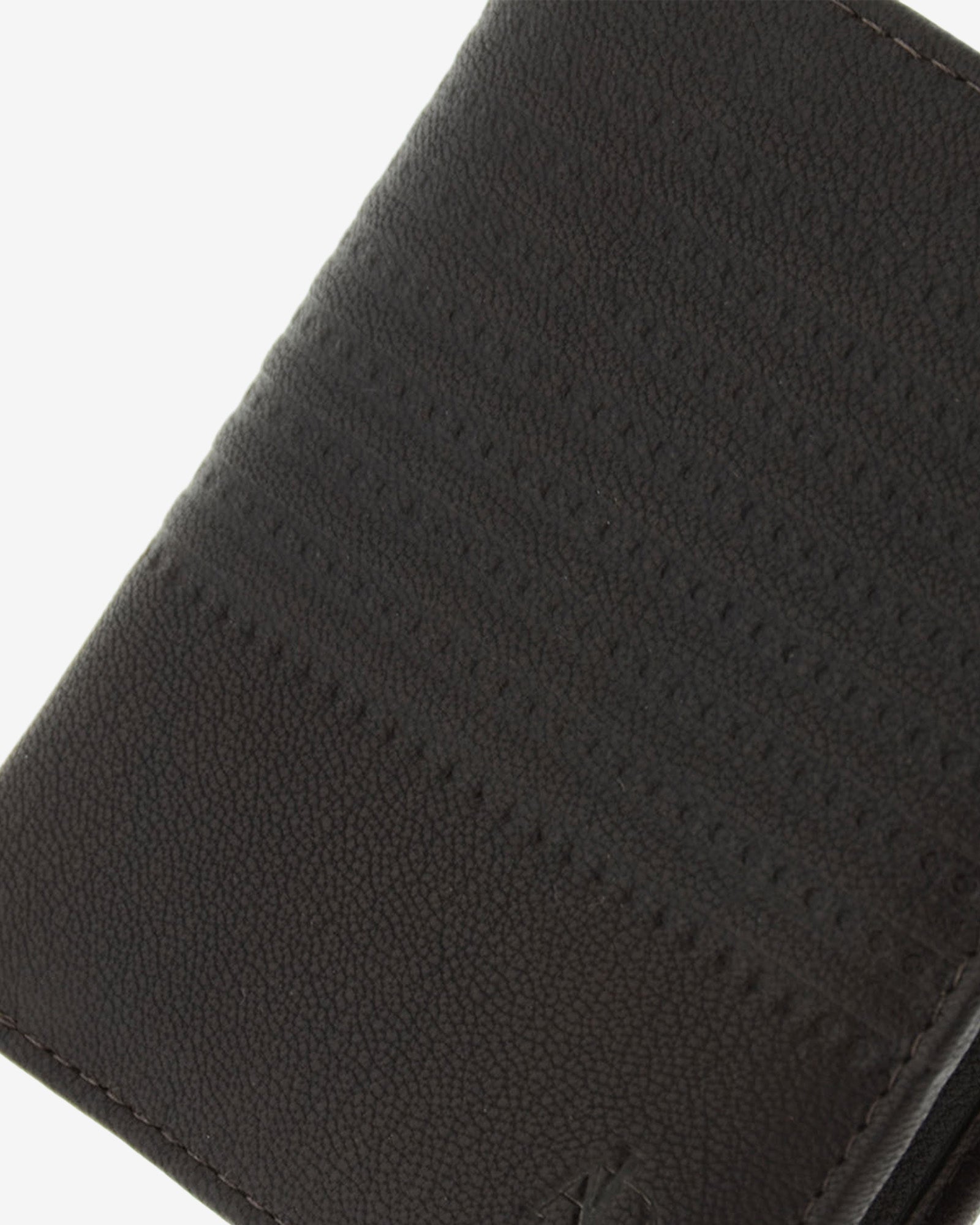 Detalle de piel y acabados de cartera para hombre, formato vertical y ultrafino, con diseño de rayas horizontales, colección Race, color marrón, referencia 1651-2