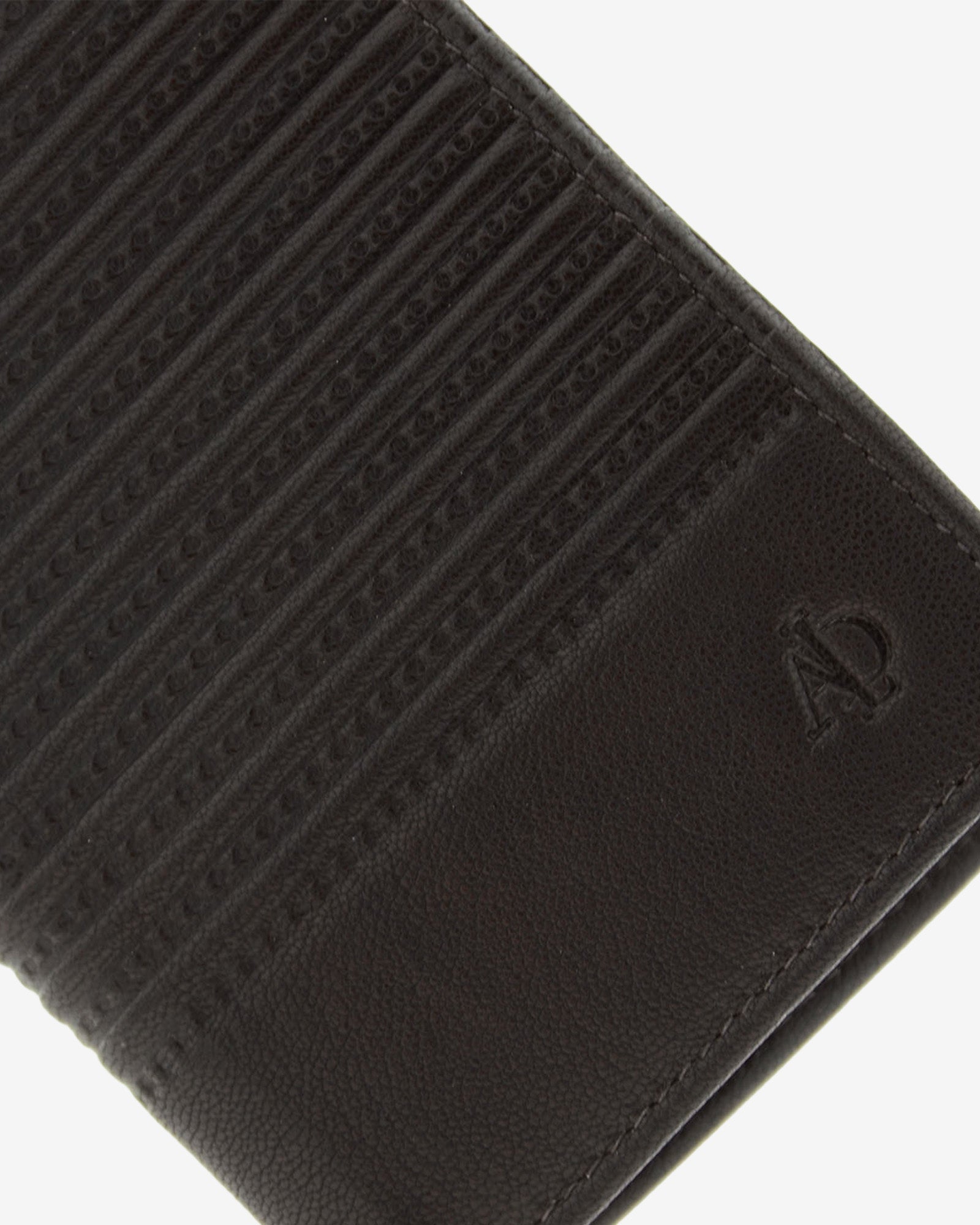 Detalle de piel y acabados de cartera para hombre, formato vertical y ultrafino, con diseño de rayas horizontales, colección Race, color marrón chocolate, referencia 1652-2