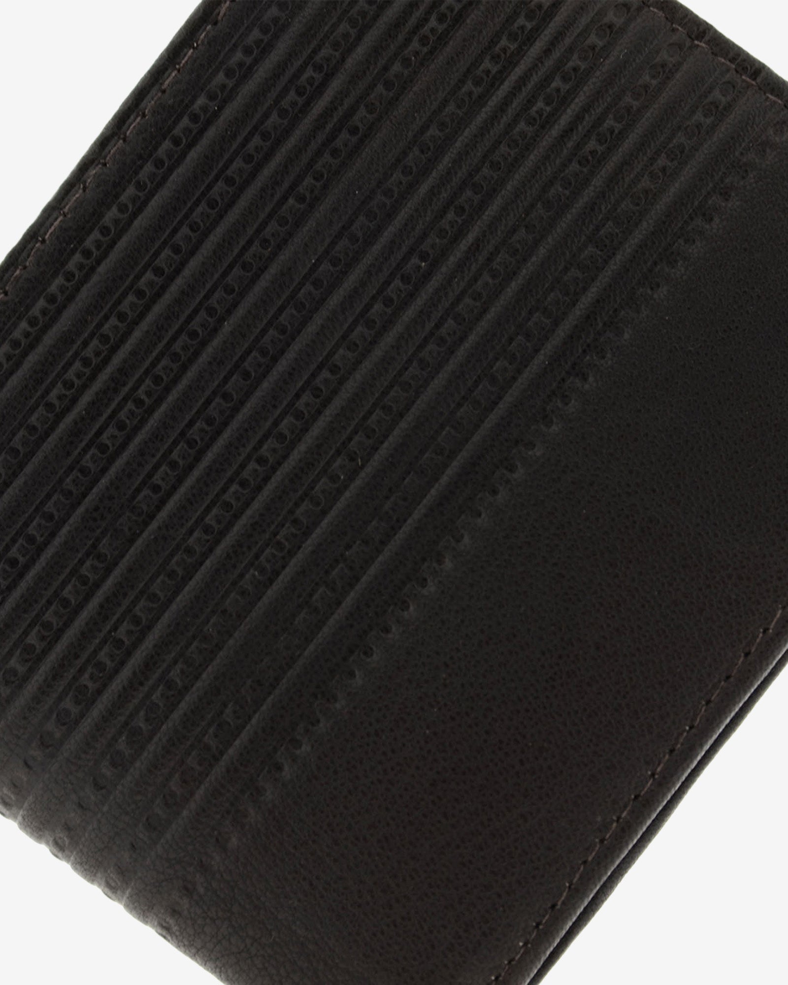Detalle en primer plano del diseño de rayas horizontales en piel marrón chocolate de la cartera hombre Adapell colección Race - referencia 1653-2
