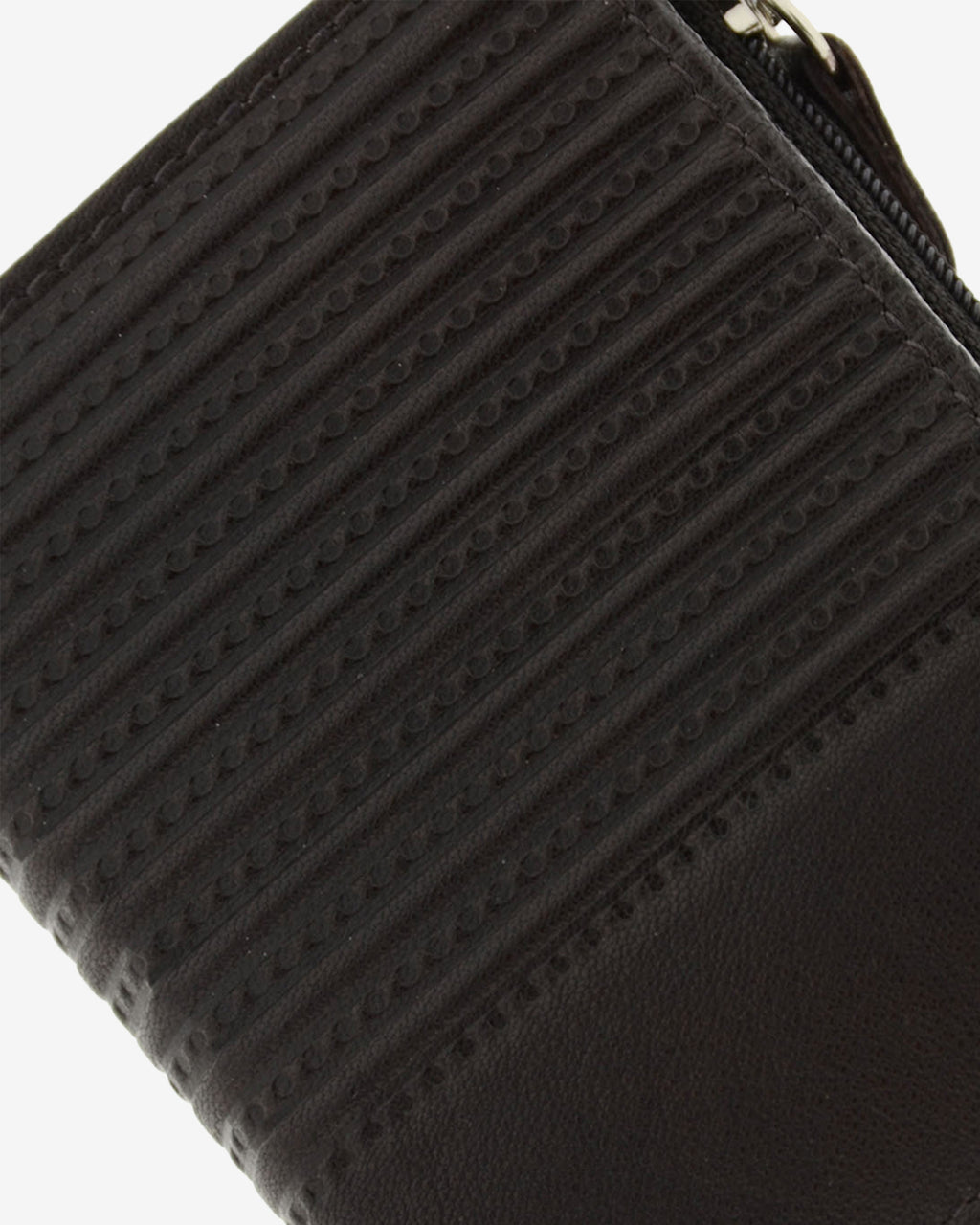 Detalle del grabado lineal en piel marrón de cartera vertical ultrafina