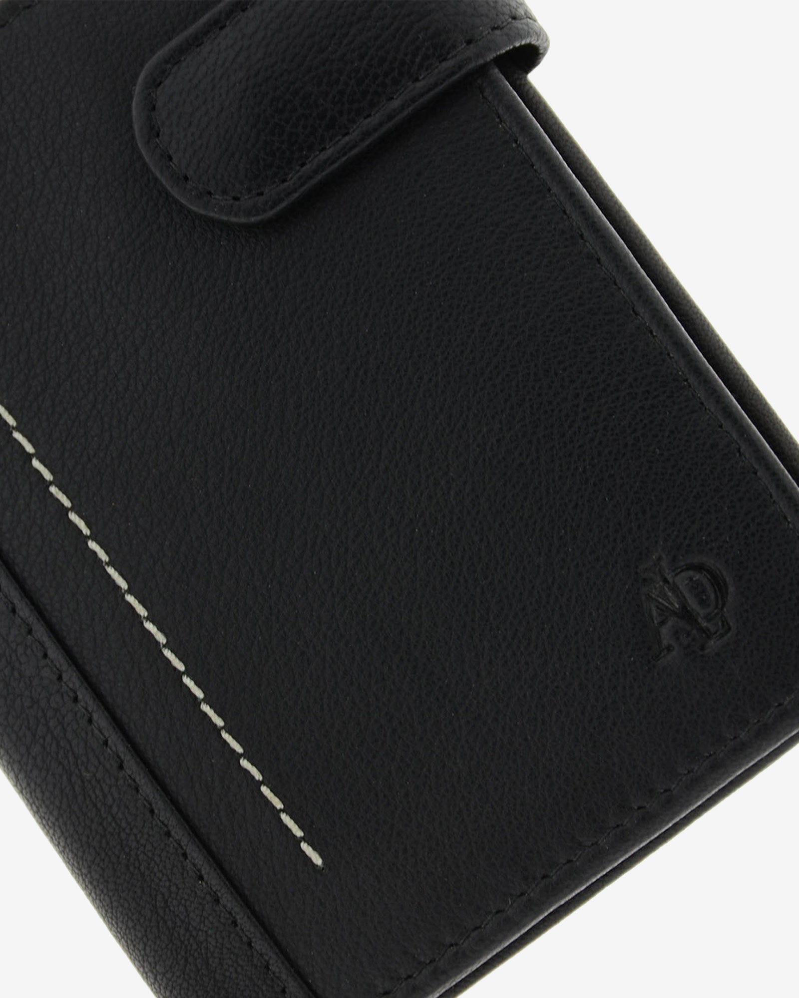 Detalle de la cartera de hombre Maxwell Slim en piel negra con costura vertical en contraste y logo Adapell grabado.