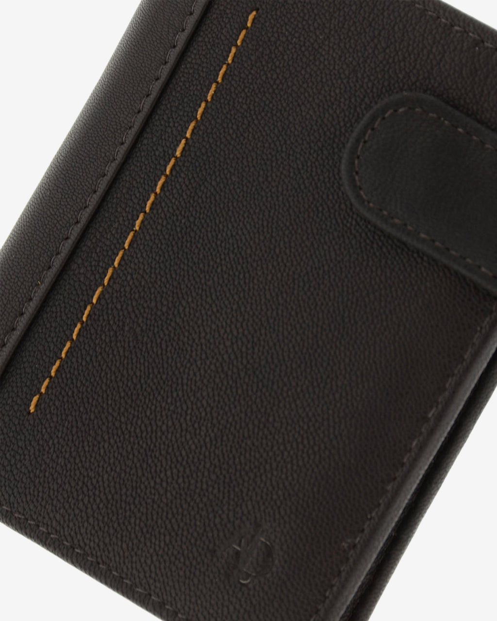 Detalle de la cartera de hombre Maxwell Slim en piel marrón con costura vertical en contraste y logo Adapell grabado.