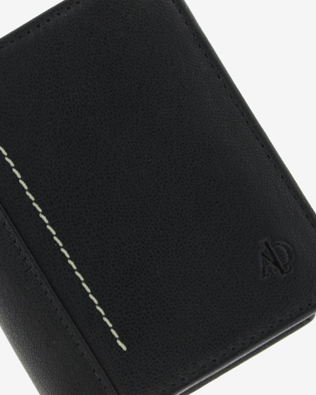 Detalle de la cartera de hombre Maxwell Slim en piel negra con costura vertical en contraste y logo Adapell grabado.