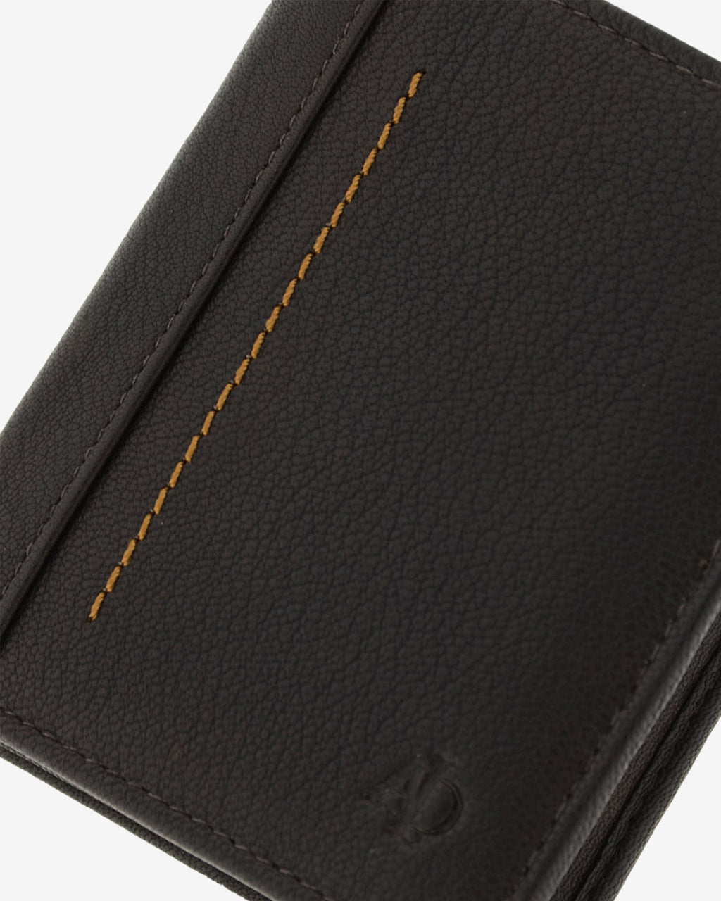 Detalle de la cartera de hombre Maxwell Slim en piel marrón con costura vertical en contraste y logo Adapell grabado.