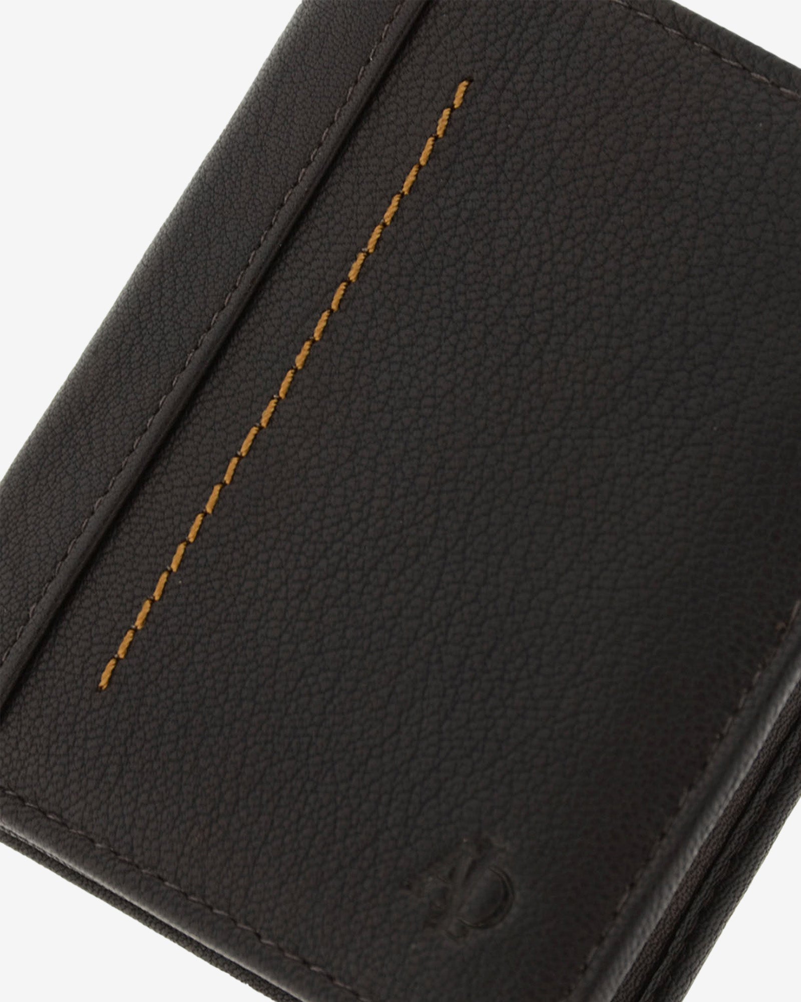Detalle de la cartera de hombre Maxwell Slim en piel marrón con costura vertical en contraste y logo Adapell grabado.