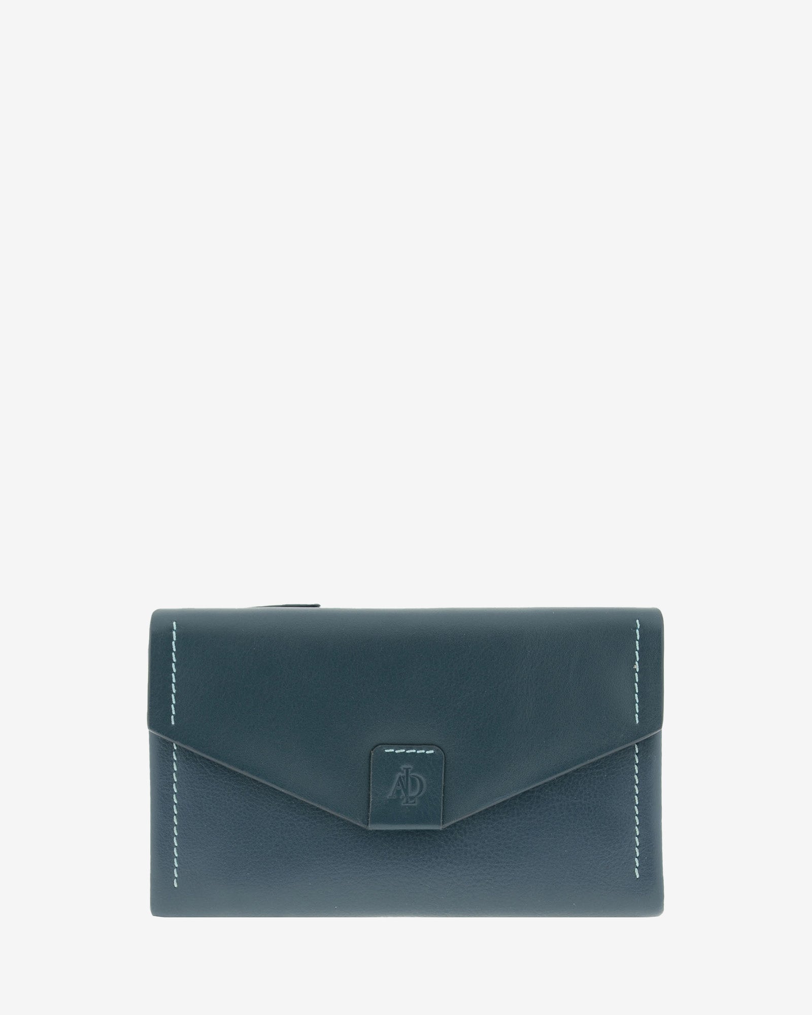 Cartera de mujer grande de piel de napa extra suave en color bosque, con solapa frontal, vista frontal centrada, referencia 4157-5