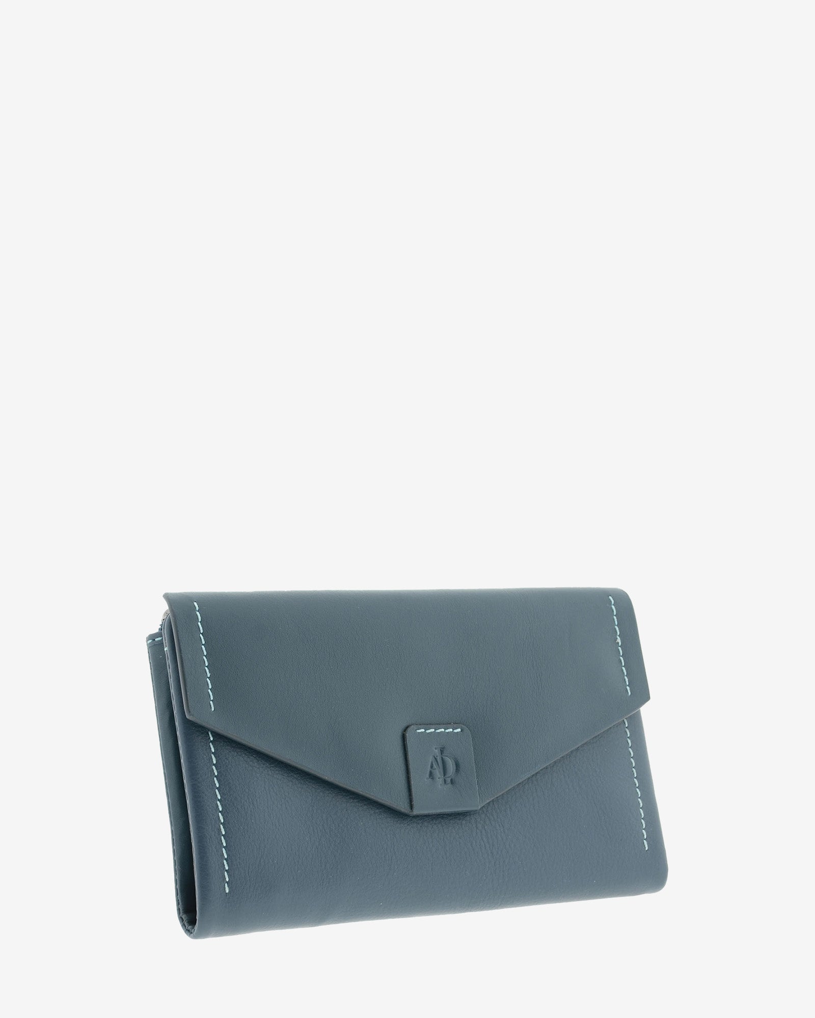 Cartera de mujer grande de piel de napa extra suave en color bosque, con solapa frontal, vista frontal, referencia 4157
