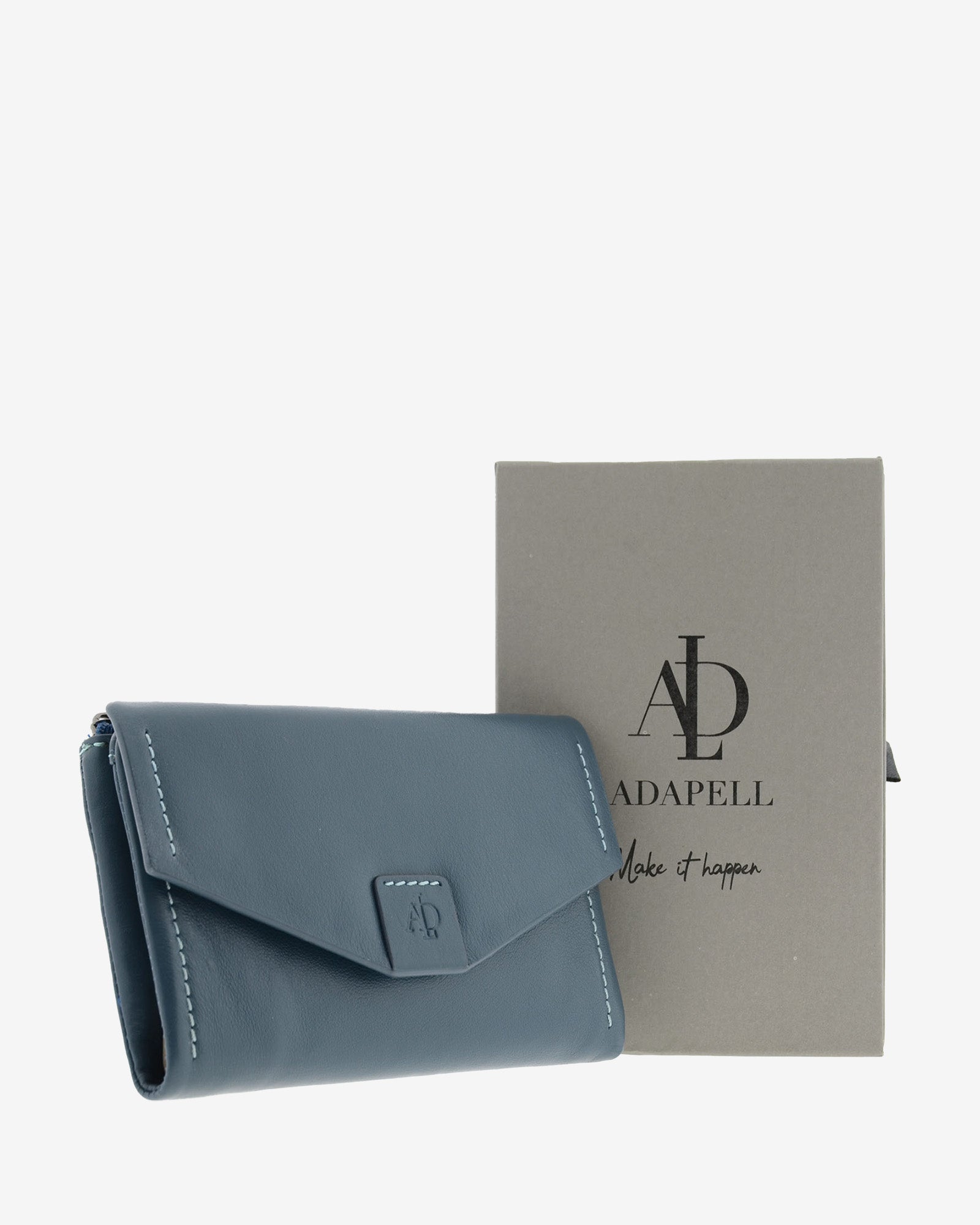 Cartera de mujer grande de piel de napa extra suave en color bosque, con solapa frontal, vista frontal con cada de regalo, referencia 4157-5