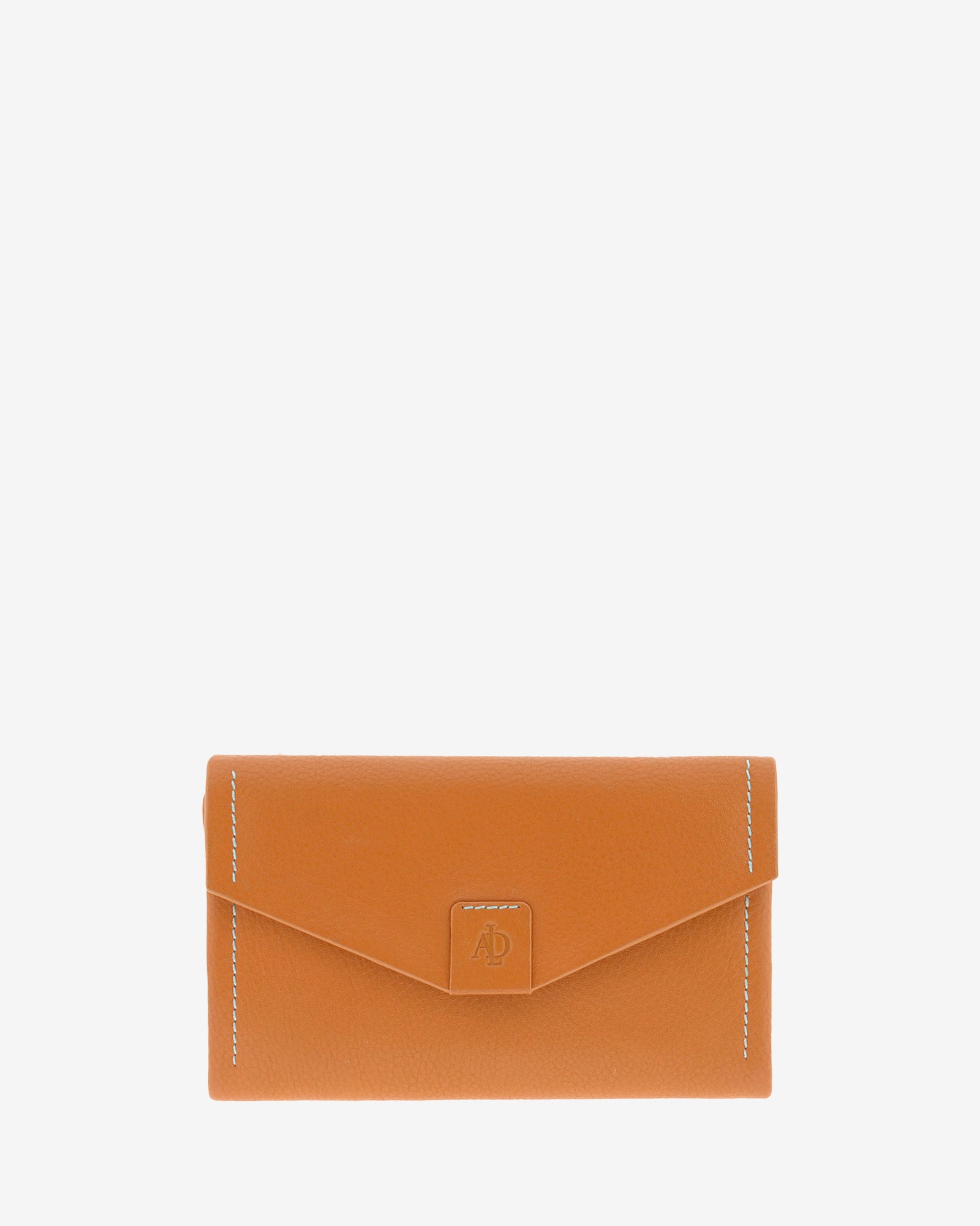 Cartera de mujer grande de piel de napa extra suave en color cuero, con solapa frontal, vista frontal centrada, referencia 4157-6