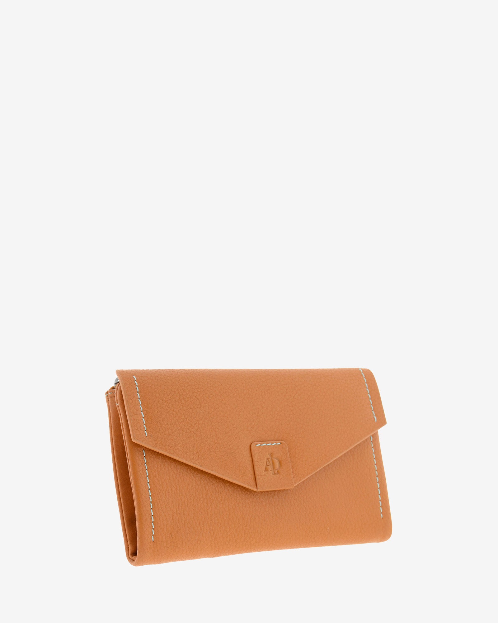 Cartera de mujer grande de piel de napa extra suave en color cuero, con solapa frontal, vista frontal, referencia 4157-6