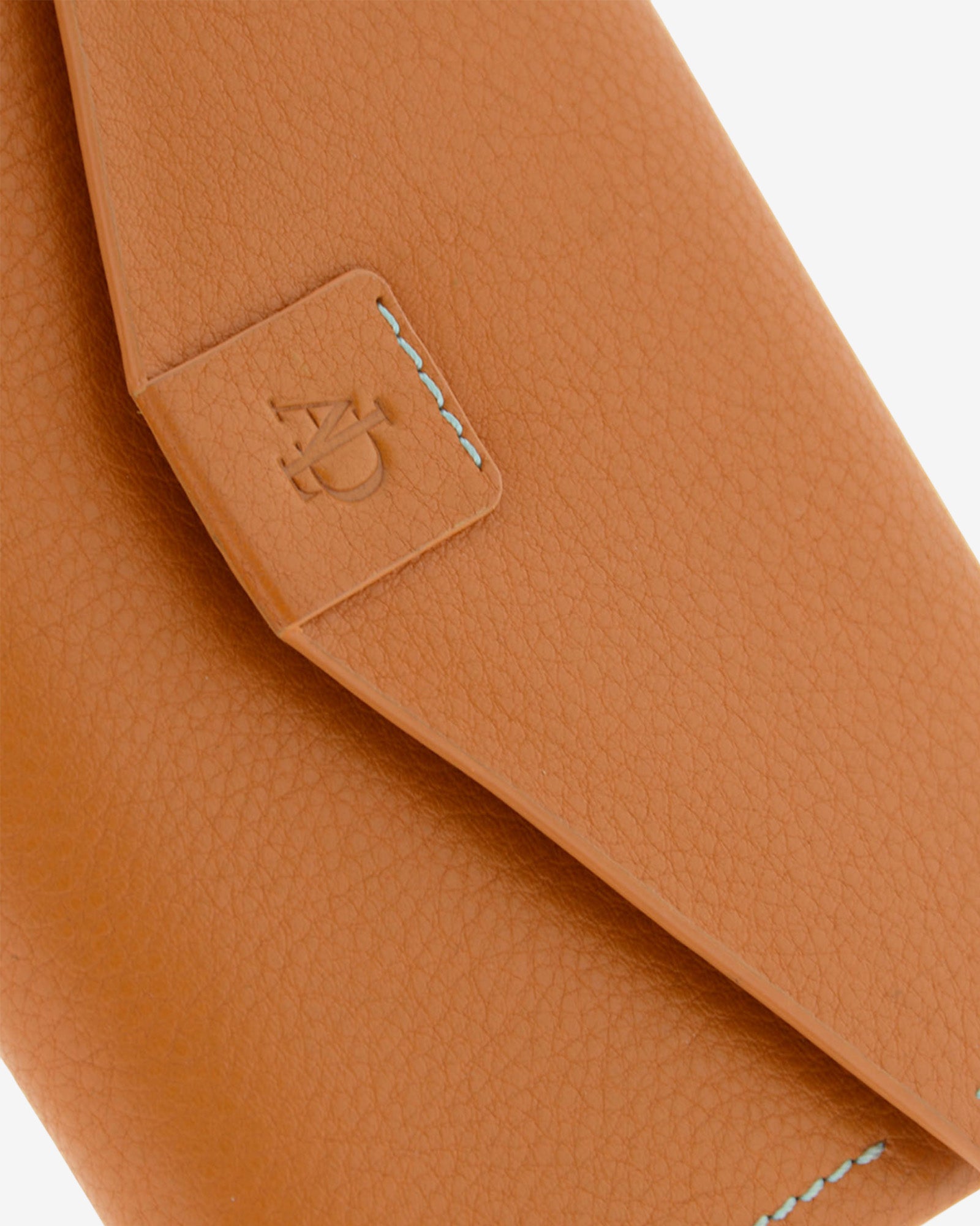 Cartera de mujer grande de piel de napa extra suave en color cuero, con solapa frontal, detalle de piel y acabados, referencia 4157-6