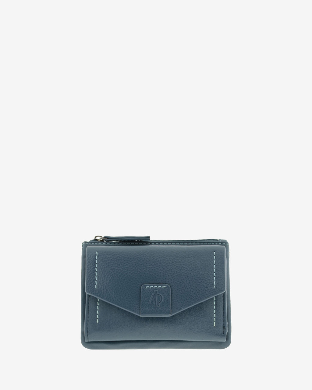 Cartera de mujer pequeña de piel de napa extra suave en color bosque, con solapa frontal, vista frontal centrada, referencia 4160-5