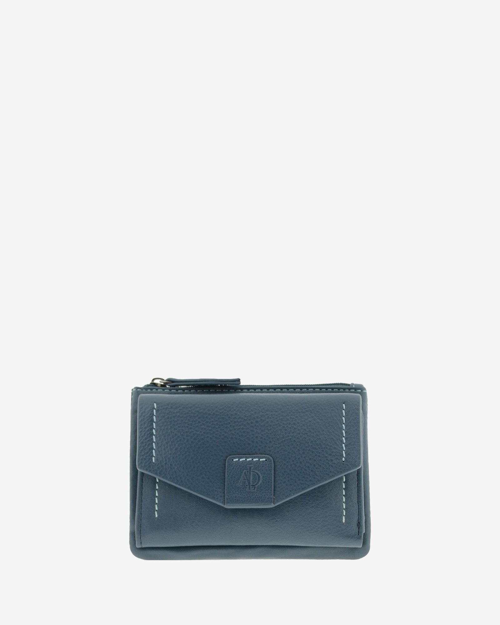 Cartera de mujer pequeña de piel de napa extra suave en color bosque, con solapa frontal, vista frontal centrada, referencia 4160-5
