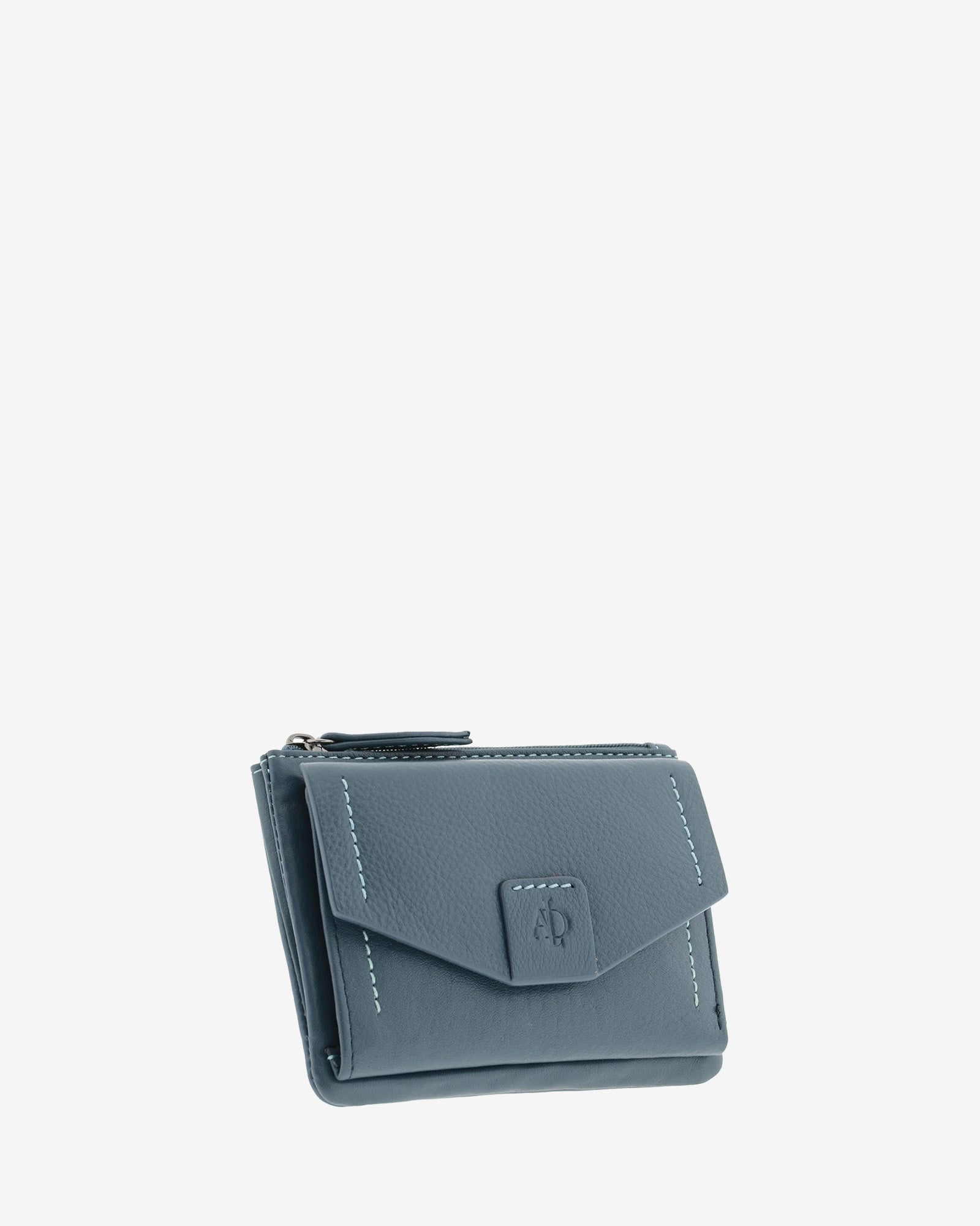 Cartera de mujer pequeña de piel de napa extra suave en color bosque, con solapa frontal, vista frontal, referencia 4160-5
