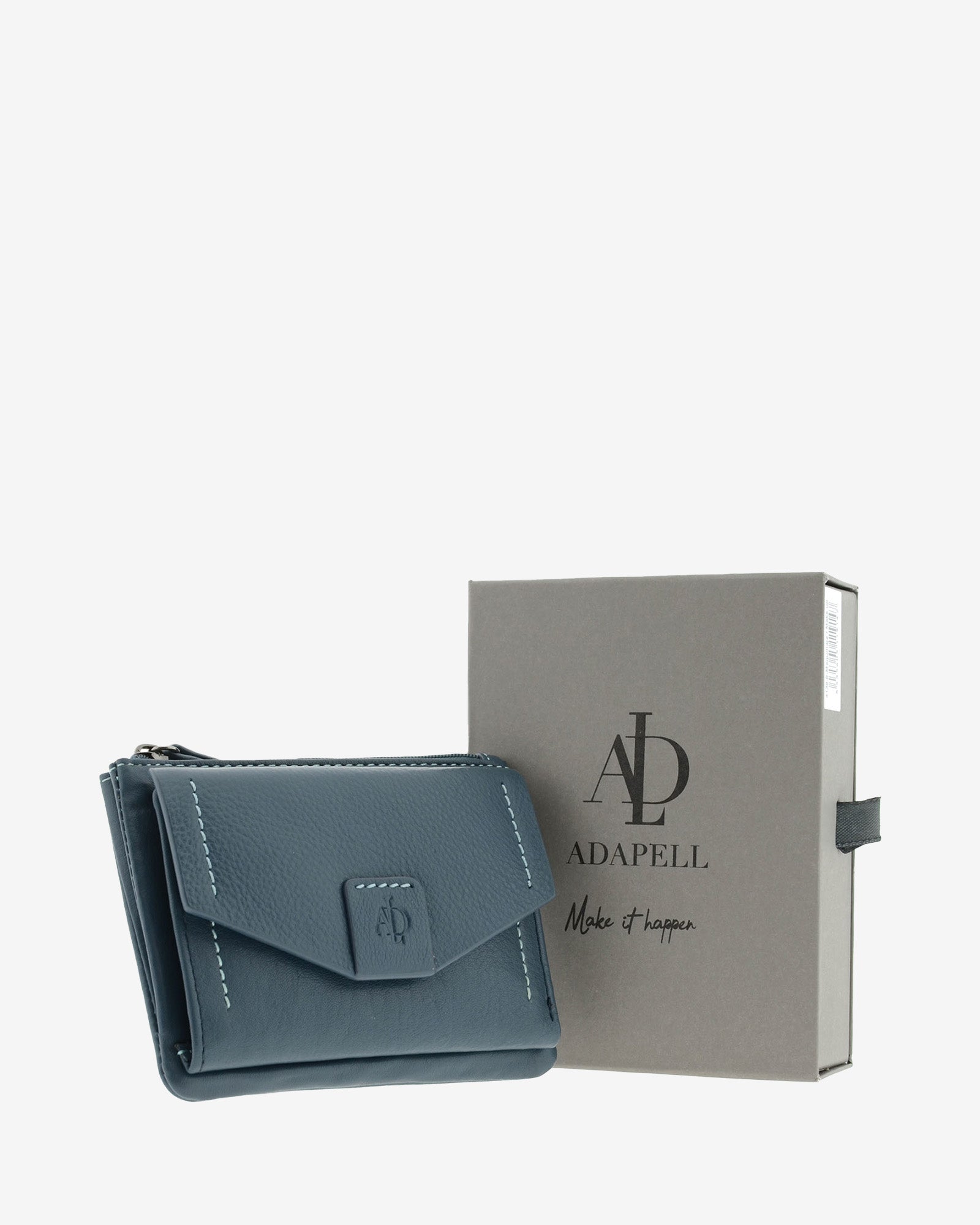 Cartera de mujer pequeña de piel de napa extra suave en color bosque, con solapa frontal, vista frontal con cada de regalo, referencia 4160-5