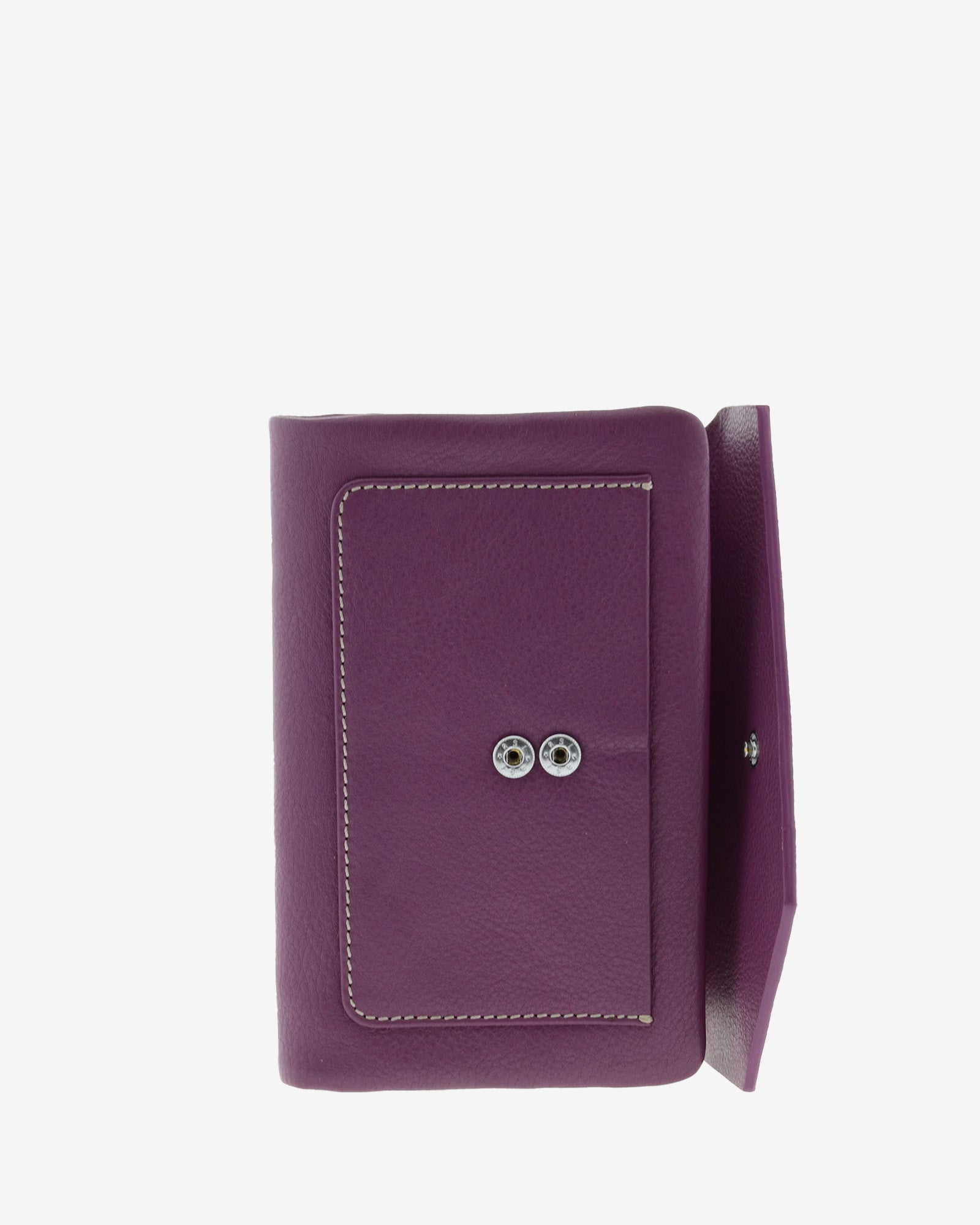 Cartera de mujer mediana de piel de napa extra suave en color morado, con bolsillo y solapa frontal, vista frontal con doble cierre de botón, referencia 4205-18