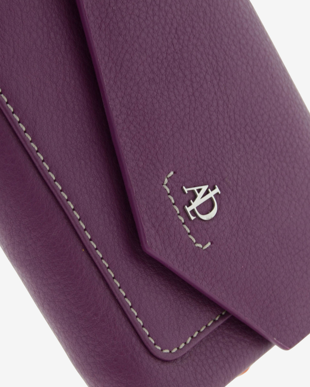 Cartera de mujer mediana de piel de napa extra suave en color morado, detalle de piel y acabados, referencia 4205-18